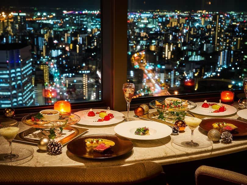 品川プリンスホテルのインスタグラム：「華やかな日を大事な人と過ごすクリスマス。誰とどこで過ごすか、お決まりですか？ 最上階のレストラン「DINING & BAR TABLE 9 TOKYO」では、目の前に広がる東京の夜景とともにお楽しみいただくクリスマスディナーのプラン ヴィーヴォ をご用意。 プロマジシャン(K-SUKE)によるクロースアップマジックが目の前で繰り広げられます。お料理と絶景とともに心踊る特別なクリスマスはいかがですか？  詳しくはプロフィール欄のリンクより公式サイトをご覧ください　@shinagawaprincehotel   Spend a glamorous day with your loved ones at Christmas. Have you decided where and with whom you will spend Christmas? The top-floor restaurant 「DINING & BAR TABLE 9 TOKYO」 offers a Christmas dinner plan called "Vivo" to be enjoyed with the night view of Tokyo spread out before your eyes. A professional magician(K-SUKE) will perform a close-up magic in front of your eyes. How about a special Christmas with a heart-fluttering meal and a spectacular view?  #クリスマス #クリスマス2023 #ホテルでクリスマス #ホテルのクリスマス  #table9tokyo #table9 #クリスマスディナー #クリスマスディナーコース #クリスマスデート #christmas  #品プリ #品川プリンス #品川プリンスホテル #プリンスホテル #東京 #品川 #品川駅 #東京ホテル #マジック #クロースアップマジック #shinagawa #shinagawaprince #shinagawaprincehotel」