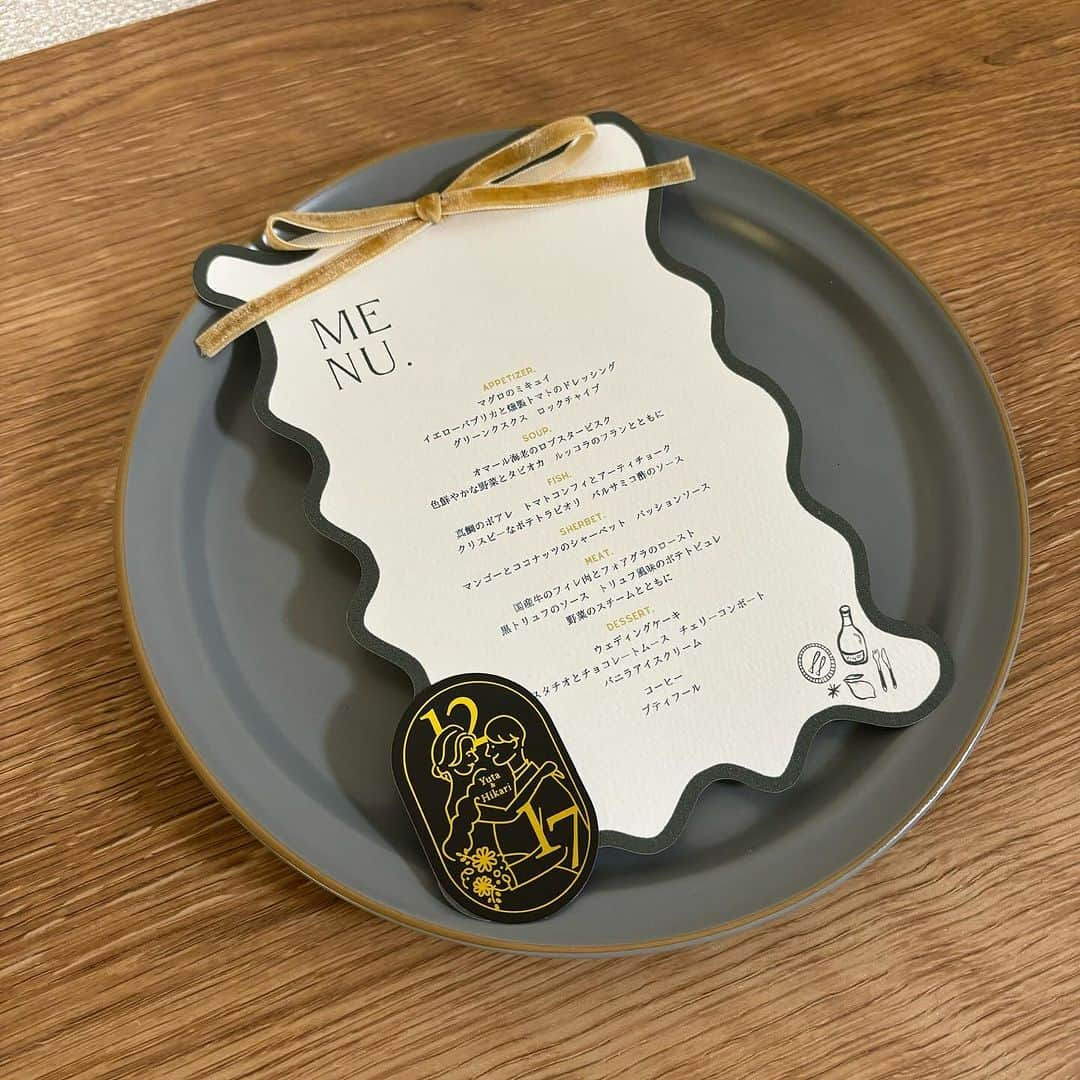 みんなのウェディングさんのインスタグラム写真 - (みんなのウェディングInstagram)「.  ˗ˏˋ GuestTable Menu...♡ ˎˊ˗ . こんばんは🌙みんなのウェディングです☺️ ⁡ 今日は #メニュー表diy 特集です🌹 ゲストをお迎えするテーブル装飾の顔となるメニュー表🕊  個性的なデザインから洗練されたカラーリングまで ぜひ #テーブルコーディネート の参考にご覧ください♡ ⁡ ⁡♡-----Special Thanks-----♡ @matsu___wd さま @yua___wd0114 さま @ukimmai さま @__211127 さま @n.7___wd さま @nac.322 さま  -------------------------------------------- 🌷結婚式準備に役立つ情報を更新中 　@minnano_wedding 🔗をcheck🕊️ ・ 🌷結婚式準備のお悩みや式場＆ドレスの予約相談は 《みんなのウェディング相談デスク》へ🕊️ ・ 🌷結婚式場の口コミ・本物の費用明細は 《みんなのウェディング》結婚式場検索へ🕊️ -------------------------------------------- ⁡ #ゲストテーブル #ゲストテーブル装飾 #ゲストテーブル装花コーディネート #装花コーディネート #会場装飾　 #会場装花 #会場装花コーディネート #流しテーブル #装花 #席札 #披露宴会場コーディネート #披露宴会場 #披露宴レポ #結婚式レポ #花嫁diy #結婚式diy #結婚式diy #trunk花嫁 #パレス花嫁 #2024春婚 #2024夏婚 #2024秋婚 #2024冬婚 #プレ花嫁 #結婚式準備 #プレ花嫁さんと繋がりたい」12月10日 19時00分 - minnano_wedding