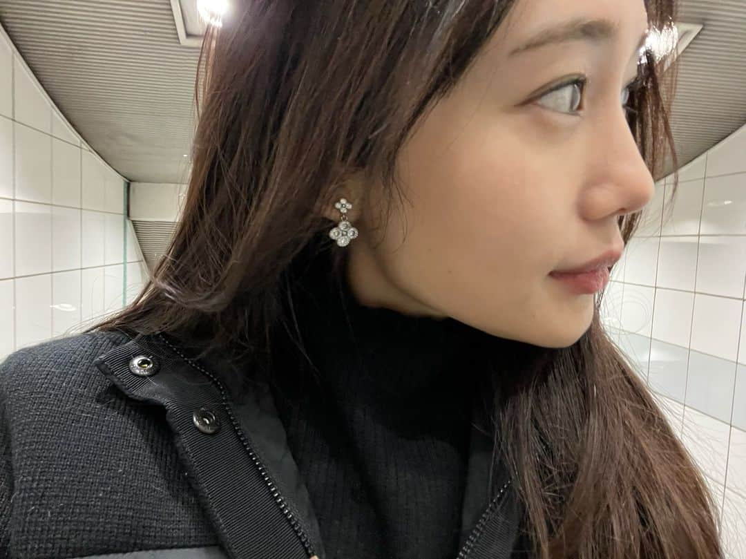 森ニーナのインスタグラム：「ぶらぶらおでかけ✨  写真は、 目的の駅より手前で降りてしまったときの🤳  いつも使う電車に乗ってる時ほど余裕こいてこういうことが起きる🦌 みんなも、そういう事ありますか？？？？？🥹🙌(共感されたい)」