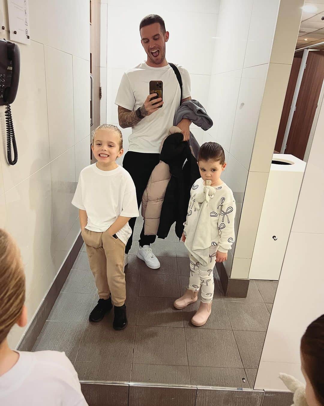 GazGShoreのインスタグラム：「This week 🥰🎄🎅👌🏻 if you follow my snapchat u will understand the 2 random pics… Really enjoying the gym and David lloyd while the weather has been horrendous and a really good time with Chester and Prim 🥰 Have a good weekend 😁」
