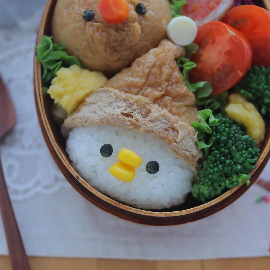 maki ogawaさんのインスタグラム写真 - (maki ogawaInstagram)「ひよこサンタのお弁当です。 (写真にはペンギン🐧と書いてしまいました😅)  英語を長年勉強しています。　 初のチャレンジで、 英語吹き替え、キャプション付きの動画を 作ってみました。  私の話した英語を AIが 英語に書き起こしてくれるのですが  私の発音が悪くて  rice ball(ボール🏀)がrice bowl(ボウル🥣)に fold(折る)がfor、 beak(クチバシ)がbig、 It's done(出来上がり！)が dumbとかdamn(バカとか※※とか)  苦戦しておりますが、 これもまた勉強☺️ 逆に楽しくなってきました😆  自分の発音があまりにいたたまれないので ボイスチェンジャーを使いました。 一応自分で話してます😅  勉強のためにも これから英語キャプションの動画も 増やそうと思ってます。  そんな苦労の英語吹き替え動画、 近日中にアップします😅 ※※※※※※※※※※※※※※※※※※※※ 海苔のお目々が縮みませんか？ と聞かれたのですが、  海苔のお目々は可愛くなくなる度に 新しい海苔を上から足しています。 ★写真⑤ 1枚目の海苔が湿気を吸ってくれて 2枚目の海苔がきゅるんとかわいい感じに たわんでくれたりします。 ※※※※※※※※※※※※※※※※※※※※  #englishlearner #英語勉強中 #お弁当きろく  #ヘルシー弁当 #キャラ弁 #キャラ弁アート #お弁当作り楽しもう部  #inarisushi #inarizushi #クリスマス弁当 #クリスマスキャラ弁  #oben #oben365  #ランチアート #お弁当アイデア  #フーディーテーブル  #フーディスト  #おうちカフェ  #おうち弁当 #bentoexpo #bentobox #onigirazu #lunchart #foodporn #foodeducation #cookinghacks #フーディストノート」12月10日 19時10分 - cuteobento