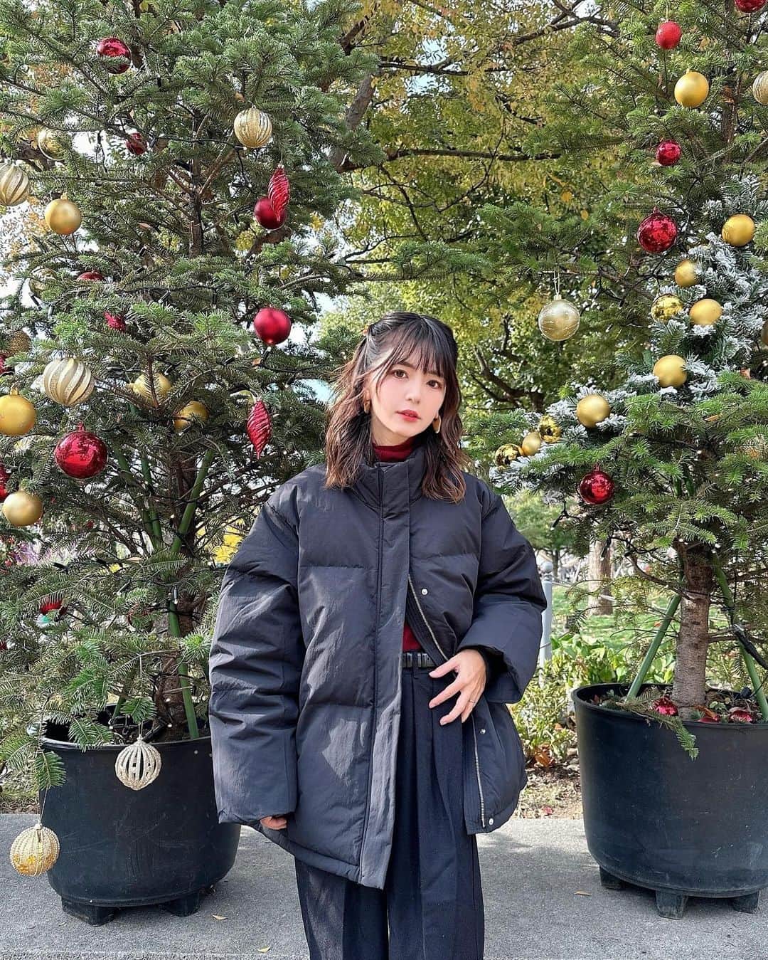 marikoのインスタグラム：「＊ . クリスマスマーケットに行った日🎄 意識してインナーは赤着てみた🎄  アウターは @ungrid_official のダウンで これ着てたから寒さ大丈夫だった♡♡ (160cm Mサイズ着用)  . ＊ #ootd#outfit#mari_code#fashion#ungrid#クリスマスマーケット」