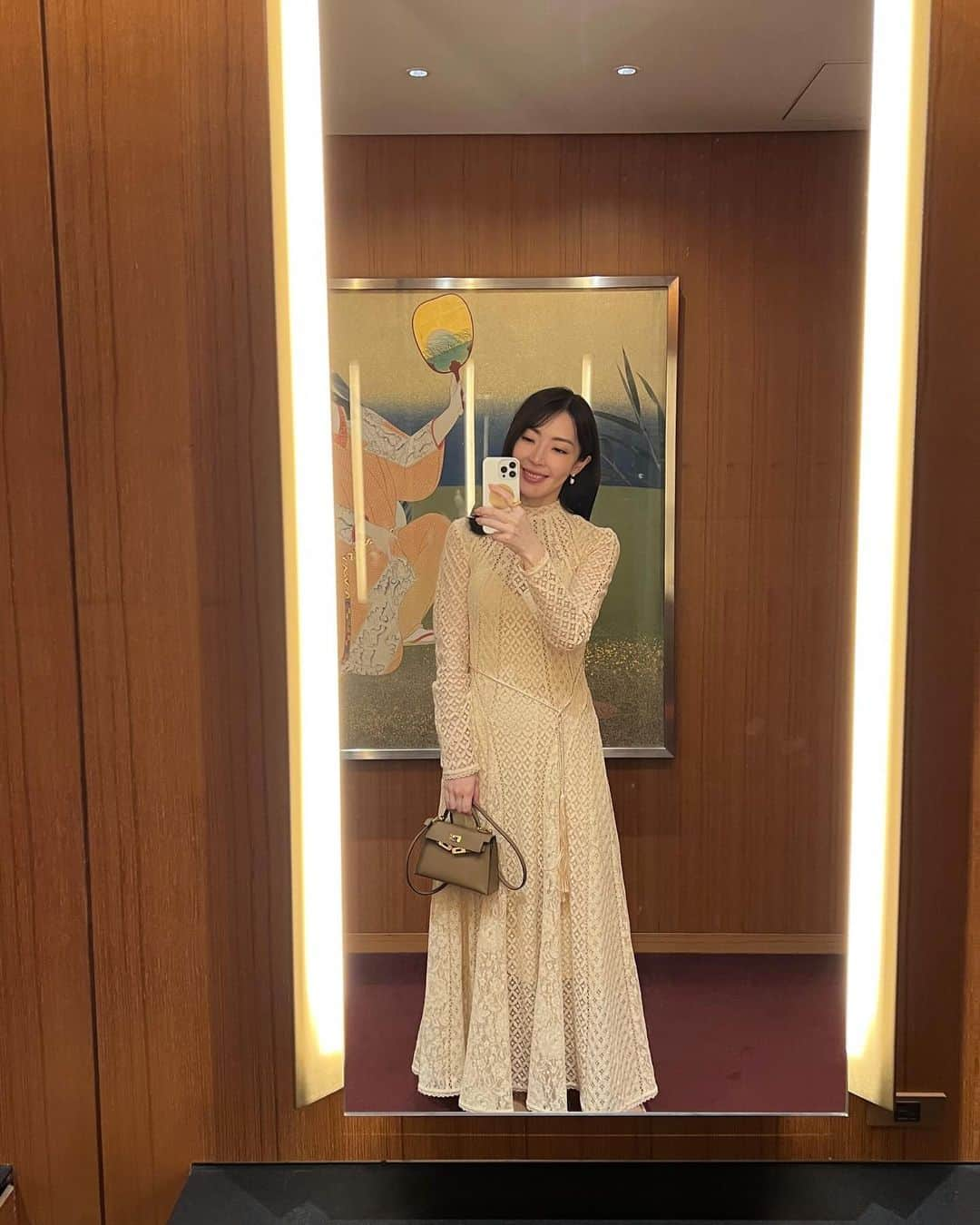 大野真理子のインスタグラム：「１２月になってお食事会や パーティーの席も増えてきました。 デコルテをぐっと出すお洋服を着ると ボディケア頑張って良かったなぁ、 もっと頑張ろうと思う🫶🏻 . 手前味噌ですが　@mukii.official のボディクリーム ハリケアできてとても良いのでぜひお試しください🌟 （１９日ごろから再販します） . 年末までもう少し、体調に気をつけて駆け抜けましょう！ #ボディ#バストケア#オークラ#グランドハイアット」