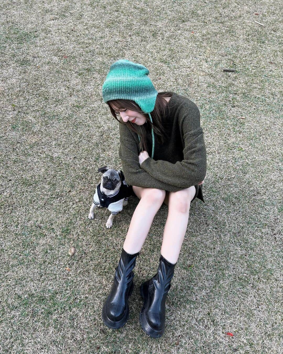 市野莉佳さんのインスタグラム写真 - (市野莉佳Instagram)「. 実は、少し前から2人暮らししています 🐶🐾 今日で生まれて6ヶ月の、まるくんです !! @__marupug__  まるがお家に来てくれてから、毎日が楽しすぎて 幸せいっぱいです〜 今日から、沢山動画や写真載せていきます 🌿 まるのインスタもあるよっ✴︎ . #パグ #愛犬 #パグスタグラム #パグのいる生活 #わんこ #わんこのいる生活 #りかりこ #双子 #ファッション #コーデ #冬服 #冬コーデ #japan #tokyo #ootd #fashion」12月10日 19時03分 - ichirika_62