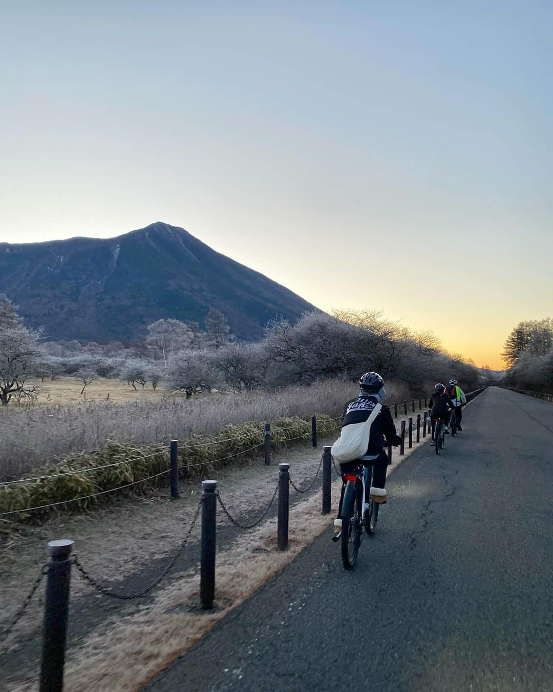 シュアン（施鈺萱）さんのインスタグラム写真 - (シュアン（施鈺萱）Instagram)「🚵‍♀️🧘‍♀️🍁 #1​ 這次受邀參加東武興業的觀光廳事業，參加奧日光3天2夜的體驗旅遊活動！​ 跟大家介紹奧日光的美景🍁😍​ ​ #華嚴瀑布​ 奧日光很有名的景點！​ 竟然可以坐電梯前往瀑布😆​ 近距離的欣賞瀑布，隨著四季變化也有不同的顏色🥰雖然紅葉季節有點過了，​ 但瀑布的景色還是很棒！​ 瀑布的水是從中禪寺湖流下來的喔🥰​ ​ #腳踏車遊奧日光​ 飯店可以租電動腳踏車遊奧日光！​ 其中的 #千手ヶ浜 是經過普通車無法進入的道路​ 專業腳踏車嚮導神山桑 @cycleshopkamiyama​ 帶我們來的地方🥰​ 真的太漂亮了☺️​ 腳踏車更能貼近大自然的感覺🍁​ 真的很棒🚴​ ​ ​ #中禪寺湖絕景瑜伽​ 在中禪寺湖board house體驗瑜伽🧘‍♀️​ 夕陽下的中禪寺湖絕景，​ 放鬆身心靈，伸展運動，消除疲勞，真的好棒好舒服🥰​ 謝謝瑜伽老師Megumi桑 @maromegu4615 🥰​ ​ ​ ​ #明智平纜車​ 搭乘纜車到展望台看中禪寺湖、華嚴瀑布與男體山！​ 遠看更能看出中禪寺湖的高度！​ 真不愧是位於1269公尺海拔高度日本第一高的湖☺️​ 右邊的男體山也好壯觀⛰️​ ​ ​ #日光ASTRAEA飯店​ 享受光德溫泉與好吃的日式料理晚餐​ 竟然有螃蟹🦀😳好開心！​ 飯店的光德溫泉♨️也有露天溫泉​ 高達70度左右的硫磺溫泉！暖呼呼的好舒服☺️​ ​ ​ #UWASAWA​ 好吃的白飯跟漬物☺️​ 飯是用土鍋煮的，亮晶晶的白飯真的很好吃！​ 一汁三菜是日本料理御膳的形式​ 是確立茶道的千利休發明的！​ 徒步2分鐘還有漬物、餐具、土鍋等等任何吃到的幾乎都可以買土產帶回家☺️​ ​ ​ ​ —————————​ ​ 今回は東武興業さんから観光庁事業の２泊３日モニターツアーにご招待を頂きました！​ 奥日光の美しい景色をご紹介します🍁😍​ ​ #華厳の滝​ 奥日光の有名スポット！​ 実はエレベーターで滝の近くまで行けます😆​ 四季によって色が変わる滝、近くで見れる🥰​ 紅葉の季節は終わりましたが、​ それでも滝の眺めは素晴らしい🌟​ 中禅寺湖から滝の水が流れ落ちます🥰​ ​ #サイクリング​ ホテルでは電動自転車をレンタルして奥日光を探索🌳​ 中でも #千手ヶ浜 は一般車は通行できない道で​ プロの自転車ガイドさん神山さん @cycleshopkamiyama が連れて行ってくれた場所🥰​ とても美しいですね☺️​ サイクリングは自然をより身近にします🍁​ 本当に素晴らしい🚴​   #ヨガ体験​ 中禅寺湖畔ボートハウス でヨガ体験🧘‍♀️​ 夕焼けの中禅寺湖の絶景で​ 身も心もリラックスして、ストレッチして​ 疲れを解消して、本当に気持ち良くて最高🥰​ 先生のめぐみさん @maromegu4615 ありがとうございました🥰​ ​ #明智平ロープウェイ​ ロープウェイに乗って展望台へ！​ 中禅寺湖、華厳の滝、男体山など、全体的に見ることができる！​ 遠くから見ると中禅寺湖の高さまで見えます！​ 標高1269メートル、まさに日本一高い湖です☺️​ 右手の男体山も素晴らしい⛰️​ ​ #日光アストリアホテル​ 光徳温泉と美味しい日本料理のディナーを満喫​ なんとカニがある！🦀😳すごく嬉しいです！​ ホテルの光徳温泉♨️には露天風呂もある！​ 温度約70℃の硫黄温泉！暖かくて気持ちよかった☺️ぽかぽか​ ​ ​ #隠居うわさわ​ ご飯も漬物も美味しい☺️​ 土鍋で炊いたピカピカの白いご飯が本当に美味しい！​ 一汁三菜は日本料理の形です。​ 茶道を確立した千利休が発明したものです！​ 徒歩2分の距離に漬物や食器、土鍋などのお土産があり、何でも揃います☺️​ ​ ​ #pr  #japanexperience_2023#日光#奥日光 #ヨガ#サイクリング#発酵食 #瑜伽 #栃木 #女子旅 #奧日光 #日本旅遊 #中禪寺湖 #紅葉 #秋天 #賞楓 #日本賞楓​」12月10日 19時04分 - ts_hsuan