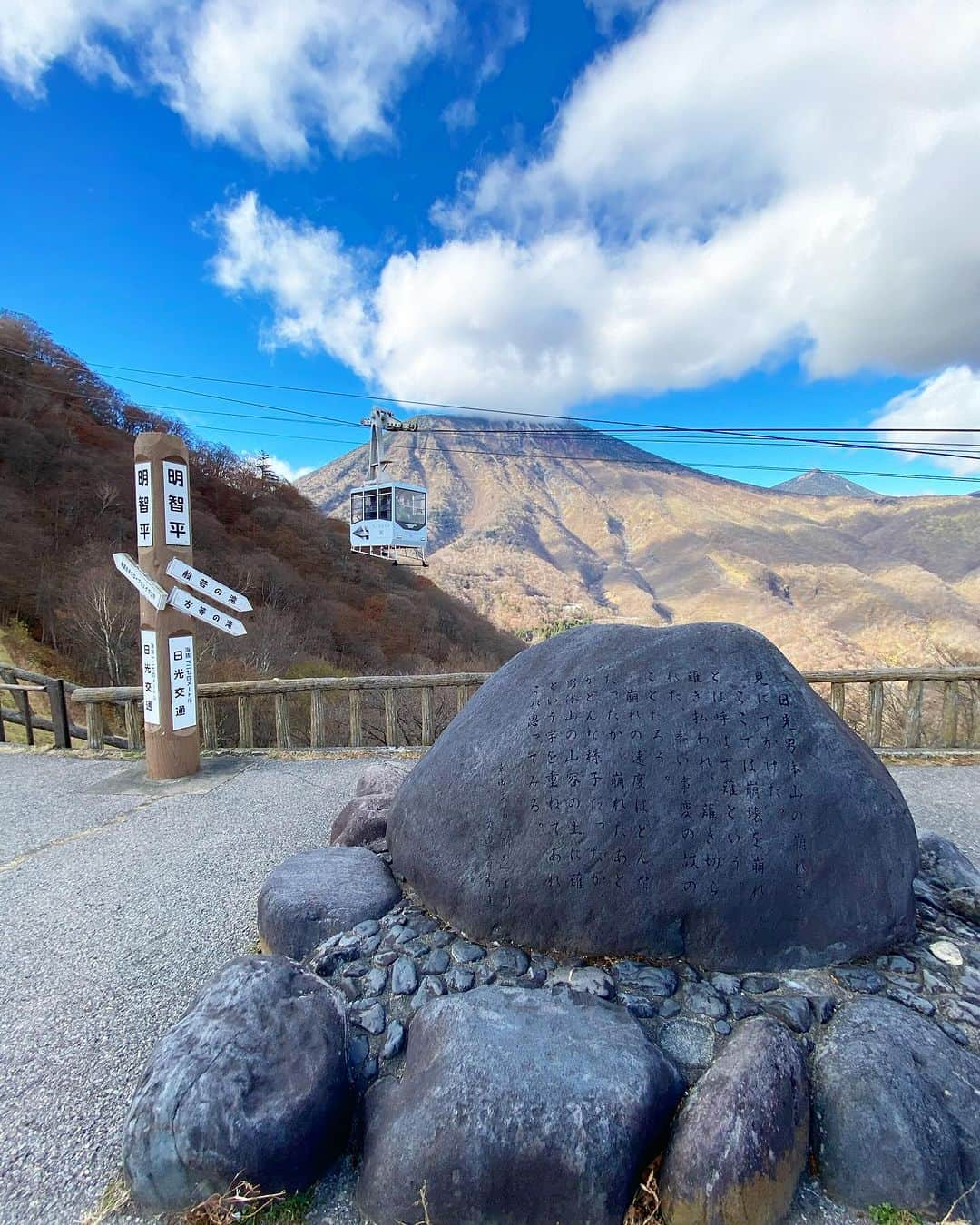 シュアン（施鈺萱）さんのインスタグラム写真 - (シュアン（施鈺萱）Instagram)「🚵‍♀️🧘‍♀️🍁 #1​ 這次受邀參加東武興業的觀光廳事業，參加奧日光3天2夜的體驗旅遊活動！​ 跟大家介紹奧日光的美景🍁😍​ ​ #華嚴瀑布​ 奧日光很有名的景點！​ 竟然可以坐電梯前往瀑布😆​ 近距離的欣賞瀑布，隨著四季變化也有不同的顏色🥰雖然紅葉季節有點過了，​ 但瀑布的景色還是很棒！​ 瀑布的水是從中禪寺湖流下來的喔🥰​ ​ #腳踏車遊奧日光​ 飯店可以租電動腳踏車遊奧日光！​ 其中的 #千手ヶ浜 是經過普通車無法進入的道路​ 專業腳踏車嚮導神山桑 @cycleshopkamiyama​ 帶我們來的地方🥰​ 真的太漂亮了☺️​ 腳踏車更能貼近大自然的感覺🍁​ 真的很棒🚴​ ​ ​ #中禪寺湖絕景瑜伽​ 在中禪寺湖board house體驗瑜伽🧘‍♀️​ 夕陽下的中禪寺湖絕景，​ 放鬆身心靈，伸展運動，消除疲勞，真的好棒好舒服🥰​ 謝謝瑜伽老師Megumi桑 @maromegu4615 🥰​ ​ ​ ​ #明智平纜車​ 搭乘纜車到展望台看中禪寺湖、華嚴瀑布與男體山！​ 遠看更能看出中禪寺湖的高度！​ 真不愧是位於1269公尺海拔高度日本第一高的湖☺️​ 右邊的男體山也好壯觀⛰️​ ​ ​ #日光ASTRAEA飯店​ 享受光德溫泉與好吃的日式料理晚餐​ 竟然有螃蟹🦀😳好開心！​ 飯店的光德溫泉♨️也有露天溫泉​ 高達70度左右的硫磺溫泉！暖呼呼的好舒服☺️​ ​ ​ #UWASAWA​ 好吃的白飯跟漬物☺️​ 飯是用土鍋煮的，亮晶晶的白飯真的很好吃！​ 一汁三菜是日本料理御膳的形式​ 是確立茶道的千利休發明的！​ 徒步2分鐘還有漬物、餐具、土鍋等等任何吃到的幾乎都可以買土產帶回家☺️​ ​ ​ ​ —————————​ ​ 今回は東武興業さんから観光庁事業の２泊３日モニターツアーにご招待を頂きました！​ 奥日光の美しい景色をご紹介します🍁😍​ ​ #華厳の滝​ 奥日光の有名スポット！​ 実はエレベーターで滝の近くまで行けます😆​ 四季によって色が変わる滝、近くで見れる🥰​ 紅葉の季節は終わりましたが、​ それでも滝の眺めは素晴らしい🌟​ 中禅寺湖から滝の水が流れ落ちます🥰​ ​ #サイクリング​ ホテルでは電動自転車をレンタルして奥日光を探索🌳​ 中でも #千手ヶ浜 は一般車は通行できない道で​ プロの自転車ガイドさん神山さん @cycleshopkamiyama が連れて行ってくれた場所🥰​ とても美しいですね☺️​ サイクリングは自然をより身近にします🍁​ 本当に素晴らしい🚴​   #ヨガ体験​ 中禅寺湖畔ボートハウス でヨガ体験🧘‍♀️​ 夕焼けの中禅寺湖の絶景で​ 身も心もリラックスして、ストレッチして​ 疲れを解消して、本当に気持ち良くて最高🥰​ 先生のめぐみさん @maromegu4615 ありがとうございました🥰​ ​ #明智平ロープウェイ​ ロープウェイに乗って展望台へ！​ 中禅寺湖、華厳の滝、男体山など、全体的に見ることができる！​ 遠くから見ると中禅寺湖の高さまで見えます！​ 標高1269メートル、まさに日本一高い湖です☺️​ 右手の男体山も素晴らしい⛰️​ ​ #日光アストリアホテル​ 光徳温泉と美味しい日本料理のディナーを満喫​ なんとカニがある！🦀😳すごく嬉しいです！​ ホテルの光徳温泉♨️には露天風呂もある！​ 温度約70℃の硫黄温泉！暖かくて気持ちよかった☺️ぽかぽか​ ​ ​ #隠居うわさわ​ ご飯も漬物も美味しい☺️​ 土鍋で炊いたピカピカの白いご飯が本当に美味しい！​ 一汁三菜は日本料理の形です。​ 茶道を確立した千利休が発明したものです！​ 徒歩2分の距離に漬物や食器、土鍋などのお土産があり、何でも揃います☺️​ ​ ​ #pr  #japanexperience_2023#日光#奥日光 #ヨガ#サイクリング#発酵食 #瑜伽 #栃木 #女子旅 #奧日光 #日本旅遊 #中禪寺湖 #紅葉 #秋天 #賞楓 #日本賞楓​」12月10日 19時04分 - ts_hsuan