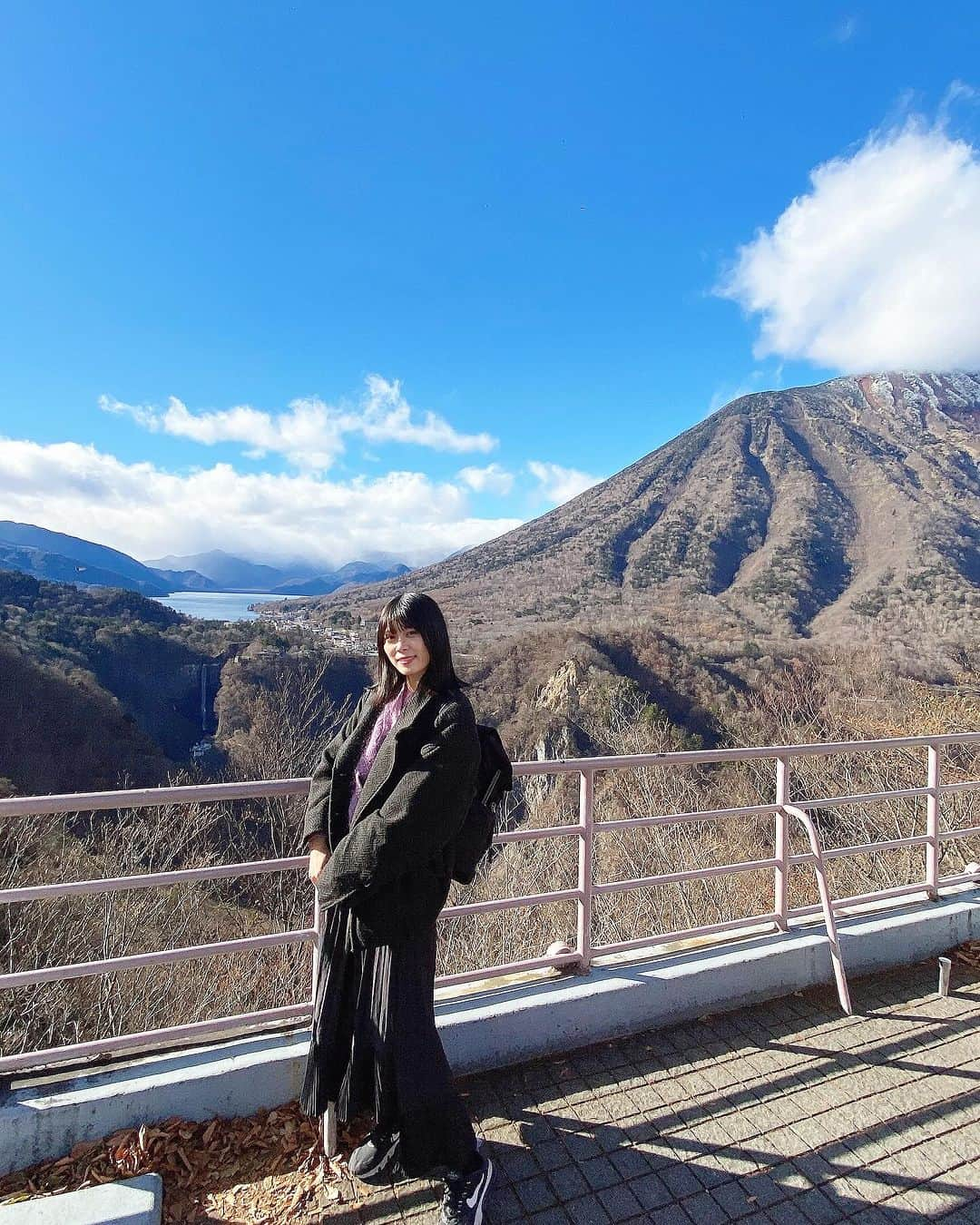 シュアン（施鈺萱）さんのインスタグラム写真 - (シュアン（施鈺萱）Instagram)「🚵‍♀️🧘‍♀️🍁 #1​ 這次受邀參加東武興業的觀光廳事業，參加奧日光3天2夜的體驗旅遊活動！​ 跟大家介紹奧日光的美景🍁😍​ ​ #華嚴瀑布​ 奧日光很有名的景點！​ 竟然可以坐電梯前往瀑布😆​ 近距離的欣賞瀑布，隨著四季變化也有不同的顏色🥰雖然紅葉季節有點過了，​ 但瀑布的景色還是很棒！​ 瀑布的水是從中禪寺湖流下來的喔🥰​ ​ #腳踏車遊奧日光​ 飯店可以租電動腳踏車遊奧日光！​ 其中的 #千手ヶ浜 是經過普通車無法進入的道路​ 專業腳踏車嚮導神山桑 @cycleshopkamiyama​ 帶我們來的地方🥰​ 真的太漂亮了☺️​ 腳踏車更能貼近大自然的感覺🍁​ 真的很棒🚴​ ​ ​ #中禪寺湖絕景瑜伽​ 在中禪寺湖board house體驗瑜伽🧘‍♀️​ 夕陽下的中禪寺湖絕景，​ 放鬆身心靈，伸展運動，消除疲勞，真的好棒好舒服🥰​ 謝謝瑜伽老師Megumi桑 @maromegu4615 🥰​ ​ ​ ​ #明智平纜車​ 搭乘纜車到展望台看中禪寺湖、華嚴瀑布與男體山！​ 遠看更能看出中禪寺湖的高度！​ 真不愧是位於1269公尺海拔高度日本第一高的湖☺️​ 右邊的男體山也好壯觀⛰️​ ​ ​ #日光ASTRAEA飯店​ 享受光德溫泉與好吃的日式料理晚餐​ 竟然有螃蟹🦀😳好開心！​ 飯店的光德溫泉♨️也有露天溫泉​ 高達70度左右的硫磺溫泉！暖呼呼的好舒服☺️​ ​ ​ #UWASAWA​ 好吃的白飯跟漬物☺️​ 飯是用土鍋煮的，亮晶晶的白飯真的很好吃！​ 一汁三菜是日本料理御膳的形式​ 是確立茶道的千利休發明的！​ 徒步2分鐘還有漬物、餐具、土鍋等等任何吃到的幾乎都可以買土產帶回家☺️​ ​ ​ ​ —————————​ ​ 今回は東武興業さんから観光庁事業の２泊３日モニターツアーにご招待を頂きました！​ 奥日光の美しい景色をご紹介します🍁😍​ ​ #華厳の滝​ 奥日光の有名スポット！​ 実はエレベーターで滝の近くまで行けます😆​ 四季によって色が変わる滝、近くで見れる🥰​ 紅葉の季節は終わりましたが、​ それでも滝の眺めは素晴らしい🌟​ 中禅寺湖から滝の水が流れ落ちます🥰​ ​ #サイクリング​ ホテルでは電動自転車をレンタルして奥日光を探索🌳​ 中でも #千手ヶ浜 は一般車は通行できない道で​ プロの自転車ガイドさん神山さん @cycleshopkamiyama が連れて行ってくれた場所🥰​ とても美しいですね☺️​ サイクリングは自然をより身近にします🍁​ 本当に素晴らしい🚴​   #ヨガ体験​ 中禅寺湖畔ボートハウス でヨガ体験🧘‍♀️​ 夕焼けの中禅寺湖の絶景で​ 身も心もリラックスして、ストレッチして​ 疲れを解消して、本当に気持ち良くて最高🥰​ 先生のめぐみさん @maromegu4615 ありがとうございました🥰​ ​ #明智平ロープウェイ​ ロープウェイに乗って展望台へ！​ 中禅寺湖、華厳の滝、男体山など、全体的に見ることができる！​ 遠くから見ると中禅寺湖の高さまで見えます！​ 標高1269メートル、まさに日本一高い湖です☺️​ 右手の男体山も素晴らしい⛰️​ ​ #日光アストリアホテル​ 光徳温泉と美味しい日本料理のディナーを満喫​ なんとカニがある！🦀😳すごく嬉しいです！​ ホテルの光徳温泉♨️には露天風呂もある！​ 温度約70℃の硫黄温泉！暖かくて気持ちよかった☺️ぽかぽか​ ​ ​ #隠居うわさわ​ ご飯も漬物も美味しい☺️​ 土鍋で炊いたピカピカの白いご飯が本当に美味しい！​ 一汁三菜は日本料理の形です。​ 茶道を確立した千利休が発明したものです！​ 徒歩2分の距離に漬物や食器、土鍋などのお土産があり、何でも揃います☺️​ ​ ​ #pr  #japanexperience_2023#日光#奥日光 #ヨガ#サイクリング#発酵食 #瑜伽 #栃木 #女子旅 #奧日光 #日本旅遊 #中禪寺湖 #紅葉 #秋天 #賞楓 #日本賞楓​」12月10日 19時04分 - ts_hsuan