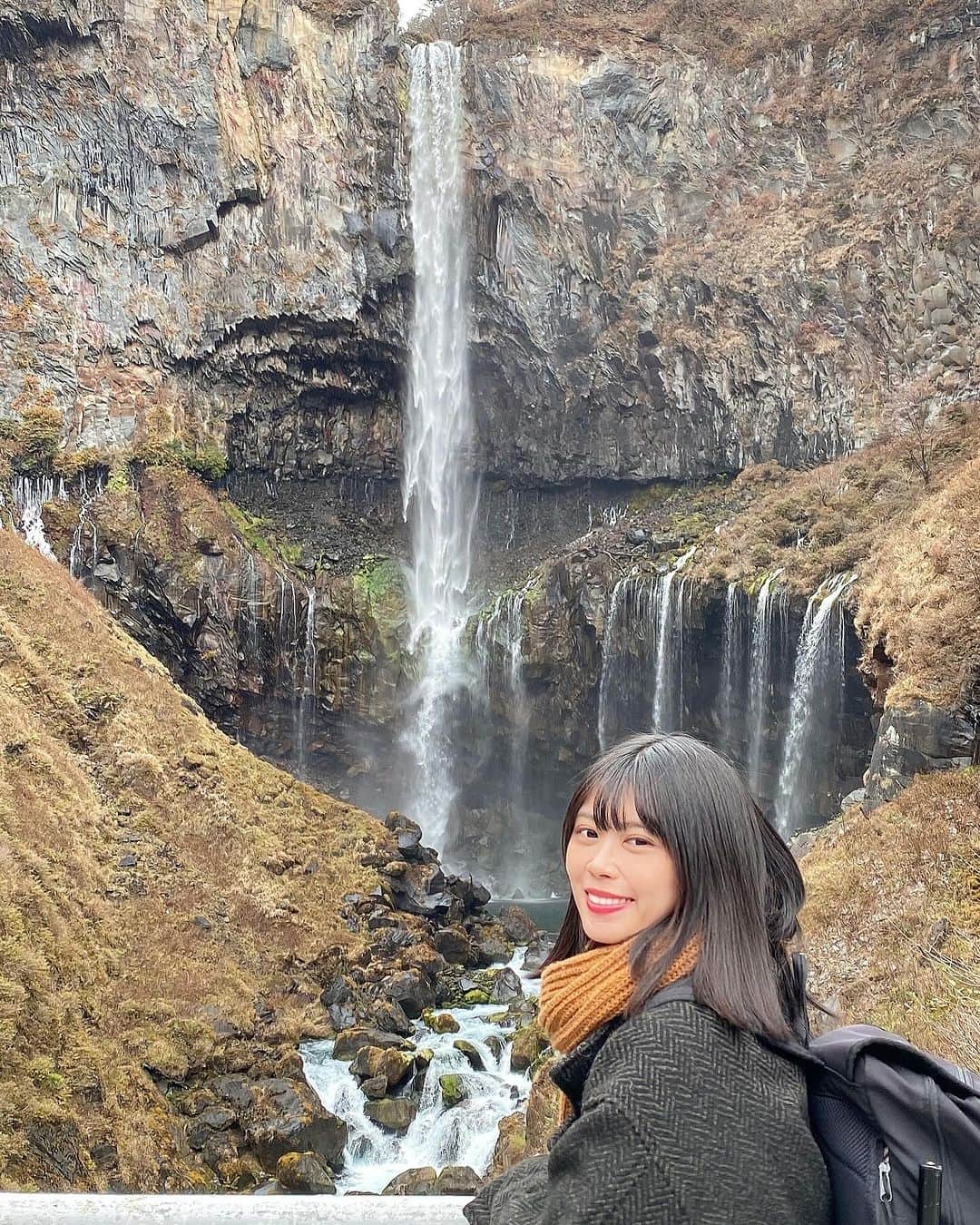 シュアン（施鈺萱）のインスタグラム：「🚵‍♀️🧘‍♀️🍁 #1​ 這次受邀參加東武興業的觀光廳事業，參加奧日光3天2夜的體驗旅遊活動！​ 跟大家介紹奧日光的美景🍁😍​ ​ #華嚴瀑布​ 奧日光很有名的景點！​ 竟然可以坐電梯前往瀑布😆​ 近距離的欣賞瀑布，隨著四季變化也有不同的顏色🥰雖然紅葉季節有點過了，​ 但瀑布的景色還是很棒！​ 瀑布的水是從中禪寺湖流下來的喔🥰​ ​ #腳踏車遊奧日光​ 飯店可以租電動腳踏車遊奧日光！​ 其中的 #千手ヶ浜 是經過普通車無法進入的道路​ 專業腳踏車嚮導神山桑 @cycleshopkamiyama​ 帶我們來的地方🥰​ 真的太漂亮了☺️​ 腳踏車更能貼近大自然的感覺🍁​ 真的很棒🚴​ ​ ​ #中禪寺湖絕景瑜伽​ 在中禪寺湖board house體驗瑜伽🧘‍♀️​ 夕陽下的中禪寺湖絕景，​ 放鬆身心靈，伸展運動，消除疲勞，真的好棒好舒服🥰​ 謝謝瑜伽老師Megumi桑 @maromegu4615 🥰​ ​ ​ ​ #明智平纜車​ 搭乘纜車到展望台看中禪寺湖、華嚴瀑布與男體山！​ 遠看更能看出中禪寺湖的高度！​ 真不愧是位於1269公尺海拔高度日本第一高的湖☺️​ 右邊的男體山也好壯觀⛰️​ ​ ​ #日光ASTRAEA飯店​ 享受光德溫泉與好吃的日式料理晚餐​ 竟然有螃蟹🦀😳好開心！​ 飯店的光德溫泉♨️也有露天溫泉​ 高達70度左右的硫磺溫泉！暖呼呼的好舒服☺️​ ​ ​ #UWASAWA​ 好吃的白飯跟漬物☺️​ 飯是用土鍋煮的，亮晶晶的白飯真的很好吃！​ 一汁三菜是日本料理御膳的形式​ 是確立茶道的千利休發明的！​ 徒步2分鐘還有漬物、餐具、土鍋等等任何吃到的幾乎都可以買土產帶回家☺️​ ​ ​ ​ —————————​ ​ 今回は東武興業さんから観光庁事業の２泊３日モニターツアーにご招待を頂きました！​ 奥日光の美しい景色をご紹介します🍁😍​ ​ #華厳の滝​ 奥日光の有名スポット！​ 実はエレベーターで滝の近くまで行けます😆​ 四季によって色が変わる滝、近くで見れる🥰​ 紅葉の季節は終わりましたが、​ それでも滝の眺めは素晴らしい🌟​ 中禅寺湖から滝の水が流れ落ちます🥰​ ​ #サイクリング​ ホテルでは電動自転車をレンタルして奥日光を探索🌳​ 中でも #千手ヶ浜 は一般車は通行できない道で​ プロの自転車ガイドさん神山さん @cycleshopkamiyama が連れて行ってくれた場所🥰​ とても美しいですね☺️​ サイクリングは自然をより身近にします🍁​ 本当に素晴らしい🚴​   #ヨガ体験​ 中禅寺湖畔ボートハウス でヨガ体験🧘‍♀️​ 夕焼けの中禅寺湖の絶景で​ 身も心もリラックスして、ストレッチして​ 疲れを解消して、本当に気持ち良くて最高🥰​ 先生のめぐみさん @maromegu4615 ありがとうございました🥰​ ​ #明智平ロープウェイ​ ロープウェイに乗って展望台へ！​ 中禅寺湖、華厳の滝、男体山など、全体的に見ることができる！​ 遠くから見ると中禅寺湖の高さまで見えます！​ 標高1269メートル、まさに日本一高い湖です☺️​ 右手の男体山も素晴らしい⛰️​ ​ #日光アストリアホテル​ 光徳温泉と美味しい日本料理のディナーを満喫​ なんとカニがある！🦀😳すごく嬉しいです！​ ホテルの光徳温泉♨️には露天風呂もある！​ 温度約70℃の硫黄温泉！暖かくて気持ちよかった☺️ぽかぽか​ ​ ​ #隠居うわさわ​ ご飯も漬物も美味しい☺️​ 土鍋で炊いたピカピカの白いご飯が本当に美味しい！​ 一汁三菜は日本料理の形です。​ 茶道を確立した千利休が発明したものです！​ 徒歩2分の距離に漬物や食器、土鍋などのお土産があり、何でも揃います☺️​ ​ ​ #pr  #japanexperience_2023#日光#奥日光 #ヨガ#サイクリング#発酵食 #瑜伽 #栃木 #女子旅 #奧日光 #日本旅遊 #中禪寺湖 #紅葉 #秋天 #賞楓 #日本賞楓​」