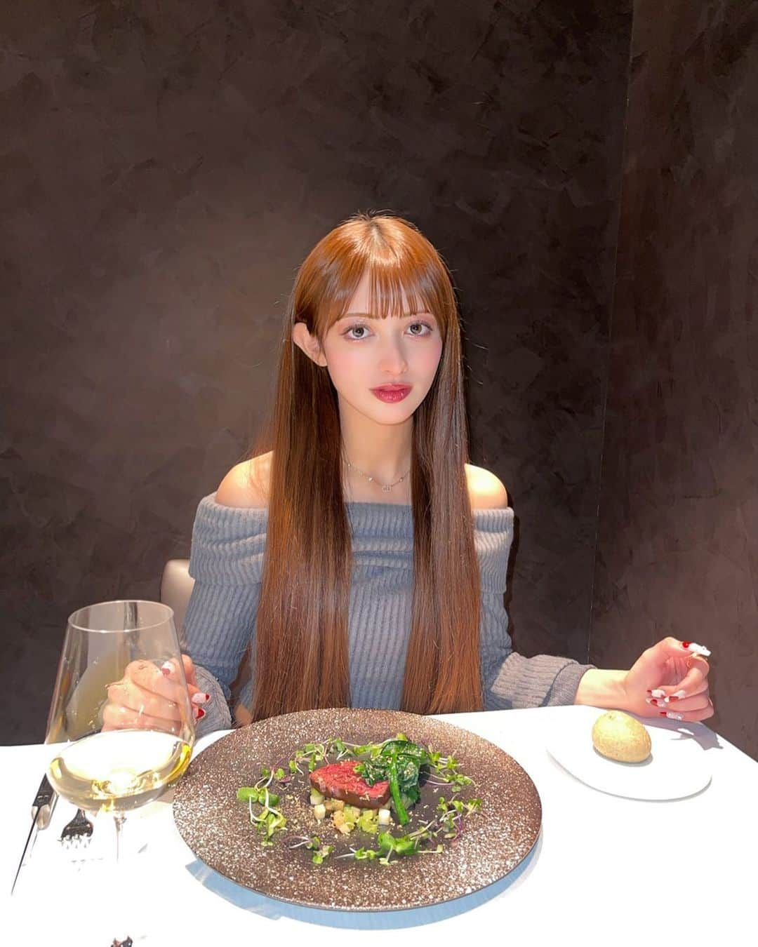 エブラヒミ椎菜のインスタグラム：「Bon appetit  tops: @shein_japan 商品番号: 17924196  ・ #表参道ディナー #ディナー #instagram #instagood #instalike #ootd #좋아요그램 #좋아요반사 #좋아요테러 #좋반 #오오티디룩#いいね返し #단발머리 #미용실 #데일리룩 #머리스타그램 #좋아요폭탄 #팔로우미 #셀카 #셀끼꾼 #01년#01」