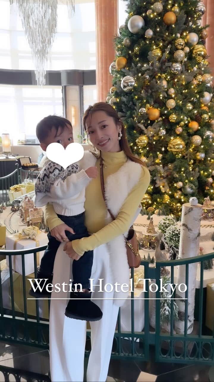吉田理紗のインスタグラム：「…  汽車や電車が好きな息子は大興奮💛🤍 何周もして楽しんでいる小鉄くんがたくさんいました。  ホテルのツリーはどこも素晴らしい世界観🪅  帰りにガーデンプレイスの バカラタワーやクリスマスツリーもみれるので クリスマスムードをたっぷり味わえました🎅🏼🎁  #ウエスティンホテル東京 #ウエスティン #クリスマスツリー #ホテルツリー #イルミネーション #子連れクリスマス」