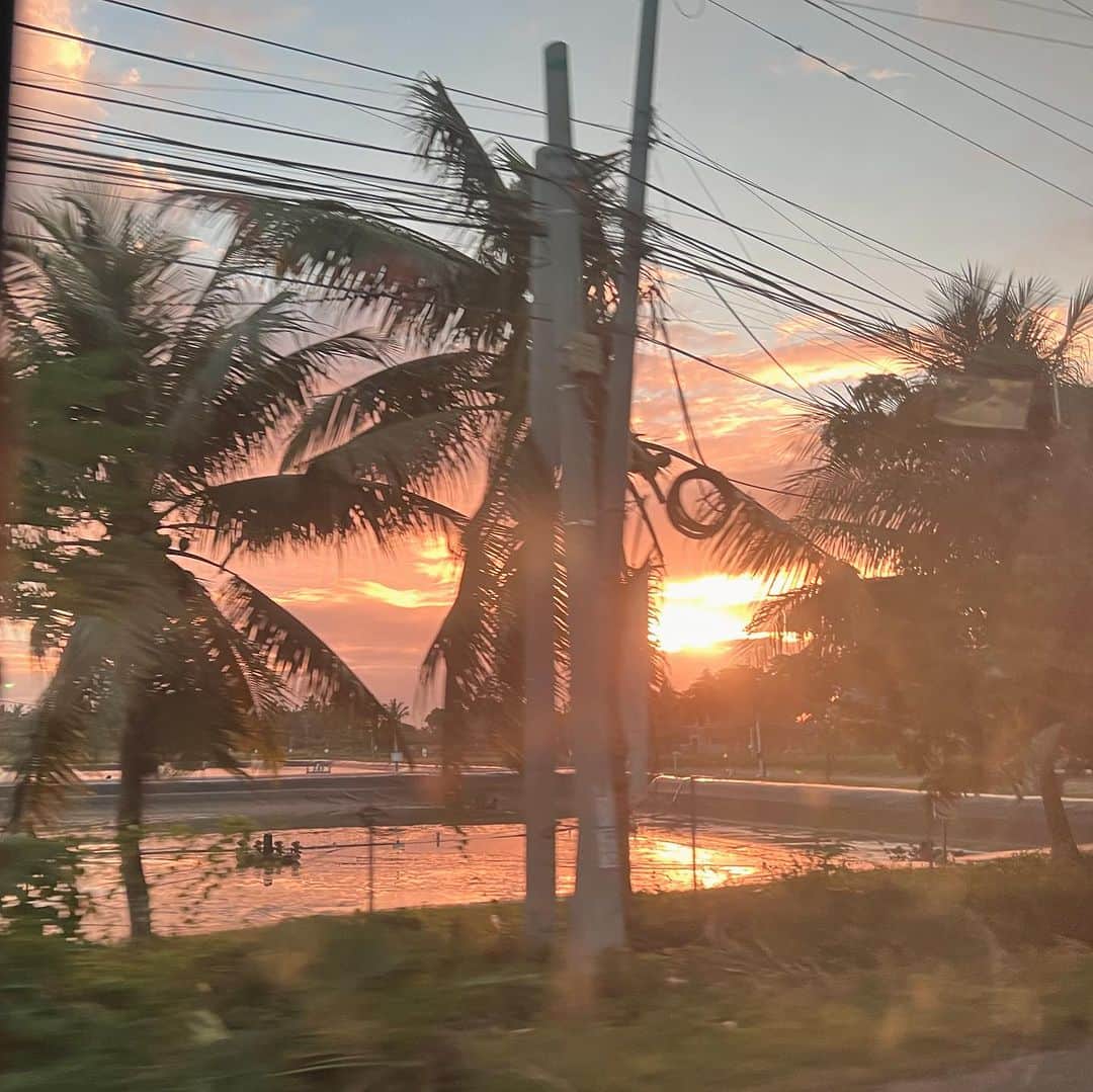 蒼真海（まみへえ）さんのインスタグラム写真 - (蒼真海（まみへえ）Instagram)「🇵🇭セブ　オスロブの日の出🌅 オレンジというより赤い...綺麗すぎない？！  The sunrise I saw in Oslob, Cebu was  amazing! red sunset🌊」12月10日 19時06分 - mami_0110