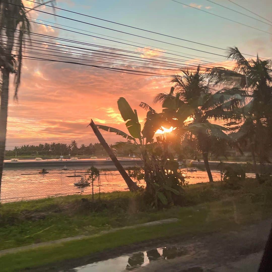 蒼真海（まみへえ）のインスタグラム：「🇵🇭セブ　オスロブの日の出🌅 オレンジというより赤い...綺麗すぎない？！  The sunrise I saw in Oslob, Cebu was  amazing! red sunset🌊」
