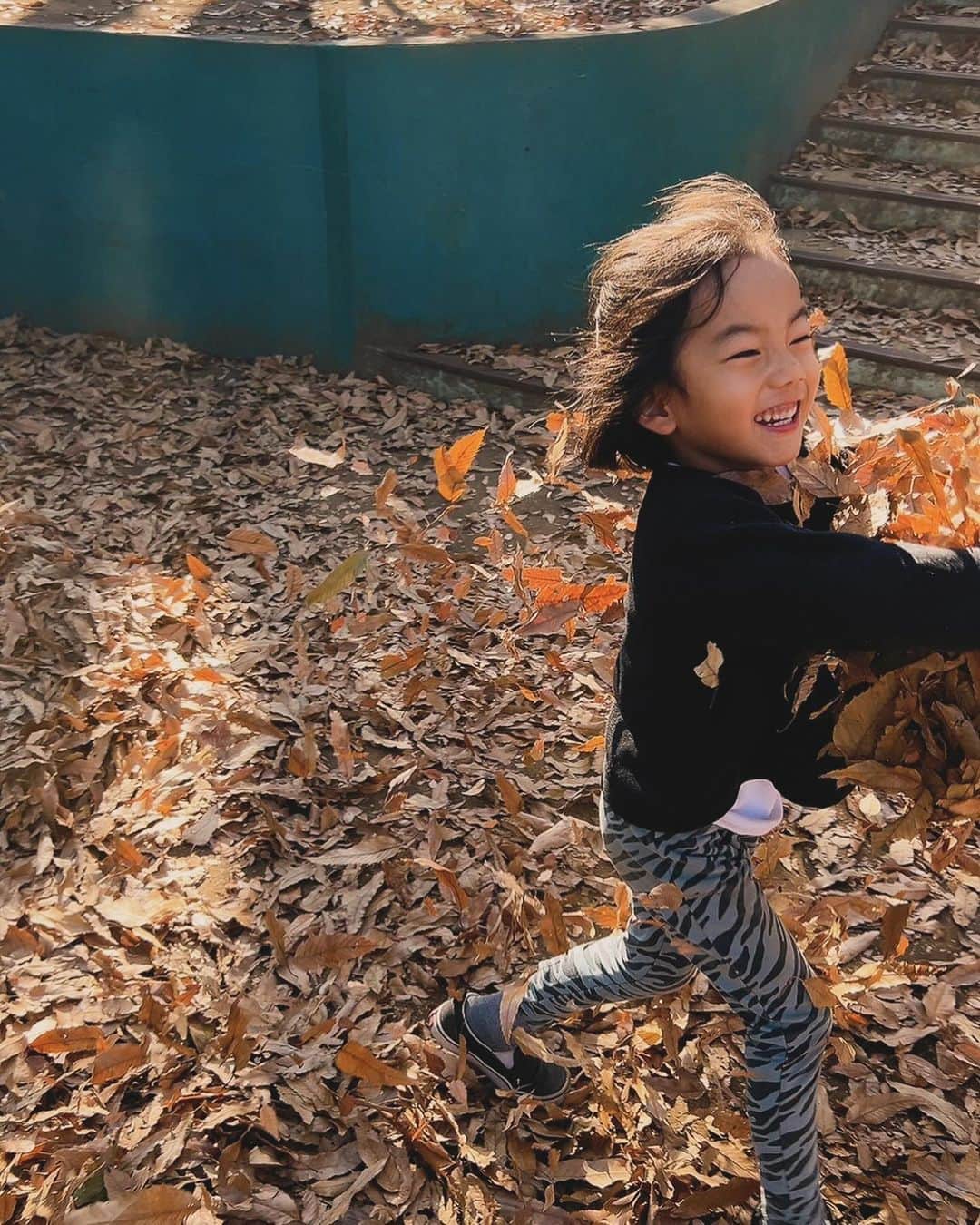 菅井悦子さんのインスタグラム写真 - (菅井悦子Instagram)「オンラインサロンで“心の栄誉”について考えて書いてる。 とにかく週末は息子の心の栄養が満タンになりますように！って過ごしてるんだけど  こんな笑顔が炸裂した公園遊び数時間。 彼の心が満たされたかどうかは正直なところ分からないけど、 この笑顔を見て私が満たされた！  そうか、彼のために公園に行ってたつもりだったけど自分の心のためだったのだ。  あー楽しかった！ 私も心から笑った土曜日。 @sawako_mom ちゃんまたドロドロしよう！  オンラインサロンはこちら @reijosociety」12月10日 19時19分 - etsuko313