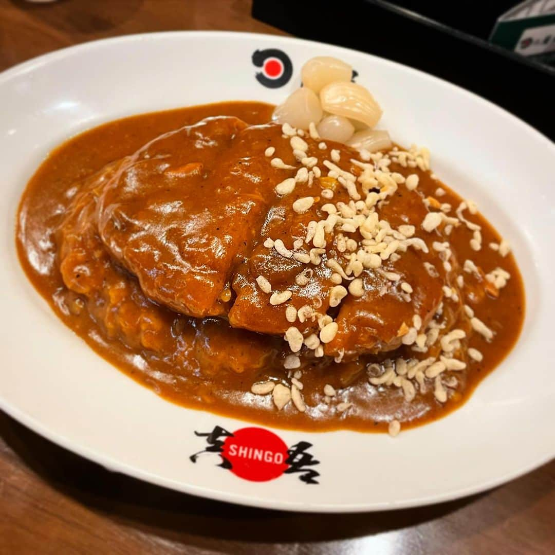 木村ひさしのインスタグラム：「最高のおっさんの晩ごはん。 日乃屋カレー神保町店　手仕込みメンチカレー＋大辛スパイス ※天かすガーリック有り 久々の日乃屋、美味しいね。 #最高のおっさんのカレー  #2024チャレンジ第一弾」