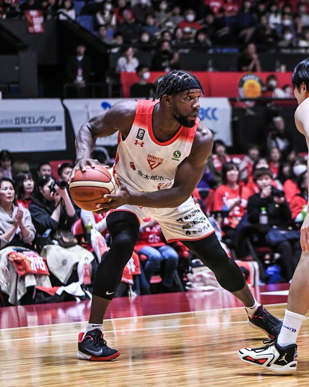 千葉ジェッツさんのインスタグラム写真 - (千葉ジェッツInstagram)「試合風景📸  B.LEAGUE2023-24 vs.名古屋 🏀試合終了🏀 名古屋 99-71 千葉J  #一勝一敗 #痛み分け #chibajets #Bリーグ #千葉ジェッツ #バスケ #basketball #portrait  #photograph #ジェッツ写真部 #レンズ越しの世界 #応炎📣🔥 #ありがとうございました✨」12月10日 19時14分 - chibajets_official