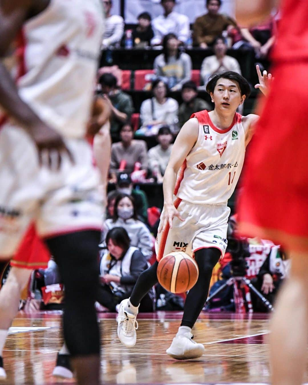 千葉ジェッツさんのインスタグラム写真 - (千葉ジェッツInstagram)「試合風景📸  B.LEAGUE2023-24 vs.名古屋 🏀試合終了🏀 名古屋 99-71 千葉J  #一勝一敗 #痛み分け #chibajets #Bリーグ #千葉ジェッツ #バスケ #basketball #portrait  #photograph #ジェッツ写真部 #レンズ越しの世界 #応炎📣🔥 #ありがとうございました✨」12月10日 19時14分 - chibajets_official