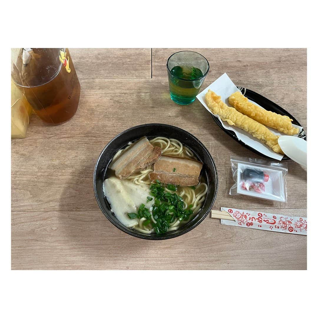 田辺あゆみさんのインスタグラム写真 - (田辺あゆみInstagram)「🍲 かわいいおじちゃんとおばちゃんのお店、 沖縄スタイルの "パーラー" 。 日暮れ前から、暮れるまでのこの時間最高だな。 蛍光灯ってのもよき。🇹🇭も感じちゃう。 こちらも®️が6歳の頃から、成長を見守ってくれた場所。 ただいま感すごい。 さくっと食べて、30分くらいでじゃあね👋ってできる元ご近所チーム。 この感じ良いよなー😭🫶 #なぜかひとり🐻」12月10日 19時15分 - _ayumitanabe_