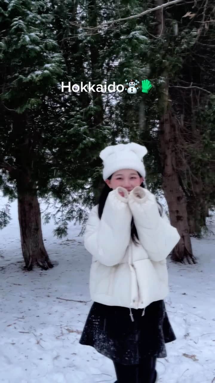 びすこのインスタグラム：「🗼→ ☃️🧤🤍  なんと最終日に大粒の雪が降って、もう大感動…😭🤍🤍  寒くて楽しくて綺麗だった… 北海道の写真これからどんどん載せていくのでお楽しみに💖」