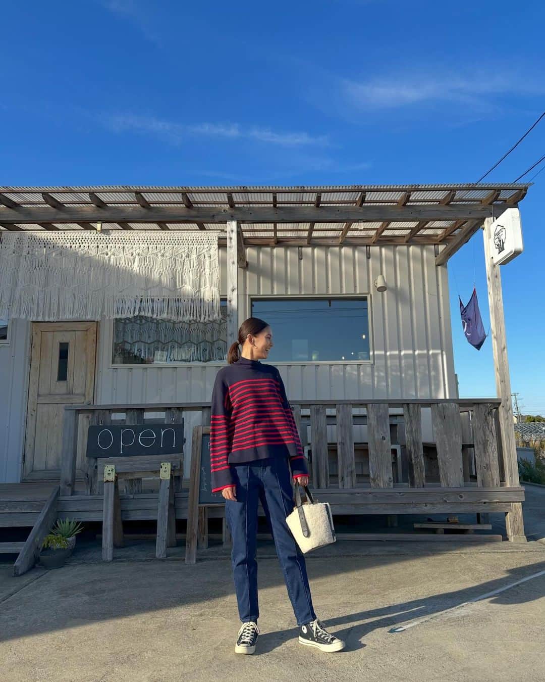 ナオさんのインスタグラム写真 - (ナオInstagram)「天気の良い週末は嬉しいな☀️  そんな日の私服 tops &bottom  @alsome_official  bag  @vasic_japan   上下ともalsomeの1日でした^ ^  @alsome_official   ふわふわもちもちボーダーニットは本当に気持ちいい。 ずーっと着ていたくなるニット💕 ジーンズは今トレンドのシルエットなのに裏起毛！ 履いた時のヒヤッとする感じがない上に、腰回りがゆったりしているので窮屈感が全くないんです👍 上下とも一回着たら脱ぎたくない😆ノンストレス服！ 動き回る事が多い週末にピッタリです^_^  お時間ありましたらサイトも覗いてみてください☺️  #alsome #アルサム」12月10日 19時16分 - nao_nao310