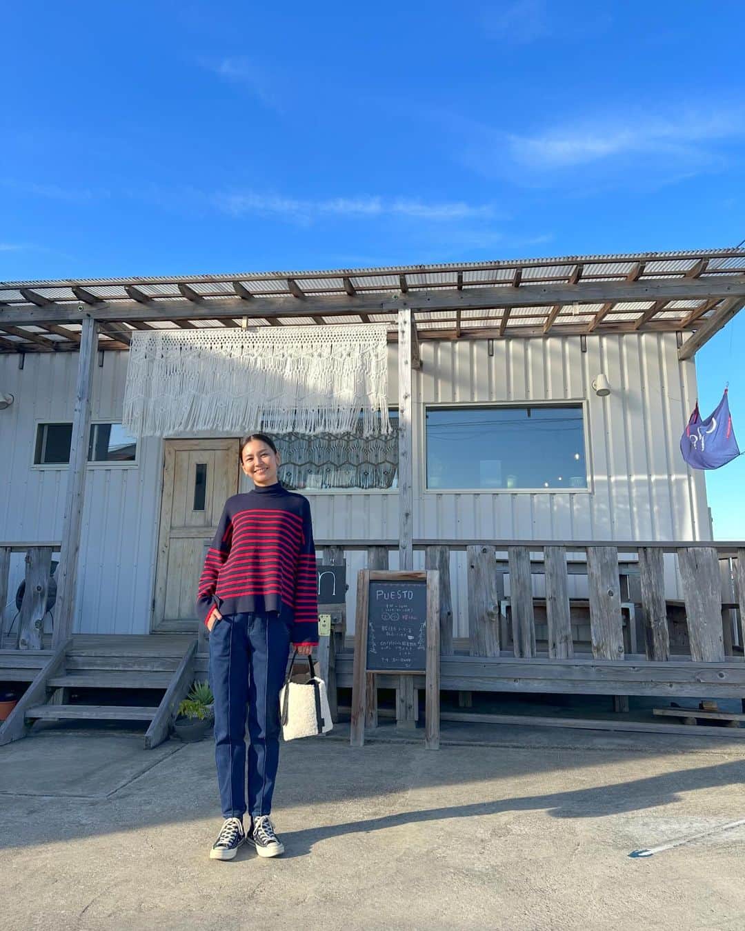 ナオさんのインスタグラム写真 - (ナオInstagram)「天気の良い週末は嬉しいな☀️  そんな日の私服 tops &bottom  @alsome_official  bag  @vasic_japan   上下ともalsomeの1日でした^ ^  @alsome_official   ふわふわもちもちボーダーニットは本当に気持ちいい。 ずーっと着ていたくなるニット💕 ジーンズは今トレンドのシルエットなのに裏起毛！ 履いた時のヒヤッとする感じがない上に、腰回りがゆったりしているので窮屈感が全くないんです👍 上下とも一回着たら脱ぎたくない😆ノンストレス服！ 動き回る事が多い週末にピッタリです^_^  お時間ありましたらサイトも覗いてみてください☺️  #alsome #アルサム」12月10日 19時16分 - nao_nao310