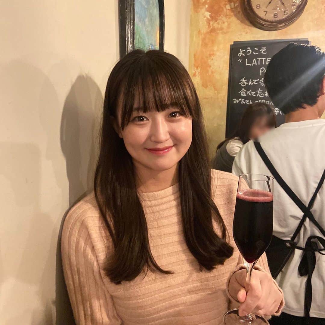 上野貴穂のインスタグラム：「. 皆さん今週もお疲れさまでした😊🔥  わたしはたくさん食べたよ〜😋 オムライスのお店ではマヨネーズを追加していただき、 彩華ラーメンでは(お気づきの方もいらっしゃいましたが) チャーシューを追加でトッピングしました！幸🥺✨ スタバのピスタチオも飲んだよ〜☕️ 優しい甘さで美味しかった☺️ 皆さんは何を食べましたか〜？  わたしは今日はワインで乾杯🍷 皆さんもお酒でもお茶でもコーヒーでもジュースでも！ よかったらコメント欄で一緒に乾杯してね😉 せーの！乾杯〜🥂✨」