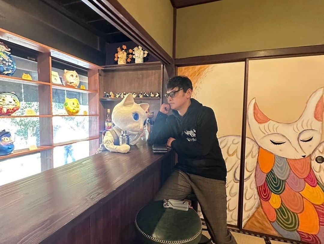 宮田麺児さんのインスタグラム写真 - (宮田麺児Instagram)「猫猫寺の猫　あえば幸運がおとずれる 「福ちゃん」にあいました。 さらに　作家さんともお会いできました。 その後は　京都のサブカル　vouへ  #猫 #サブカル #棒ビル」12月10日 19時17分 - miyatamenji