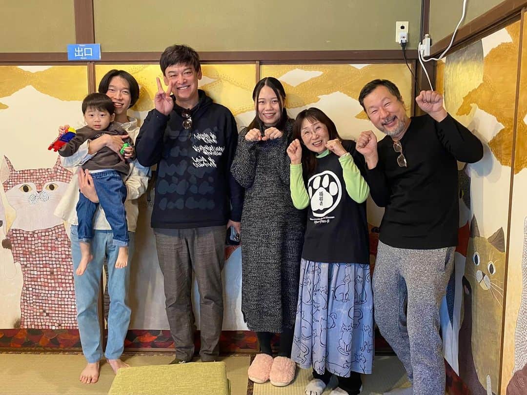 宮田麺児のインスタグラム：「猫猫寺の猫　あえば幸運がおとずれる 「福ちゃん」にあいました。 さらに　作家さんともお会いできました。 その後は　京都のサブカル　vouへ  #猫 #サブカル #棒ビル」
