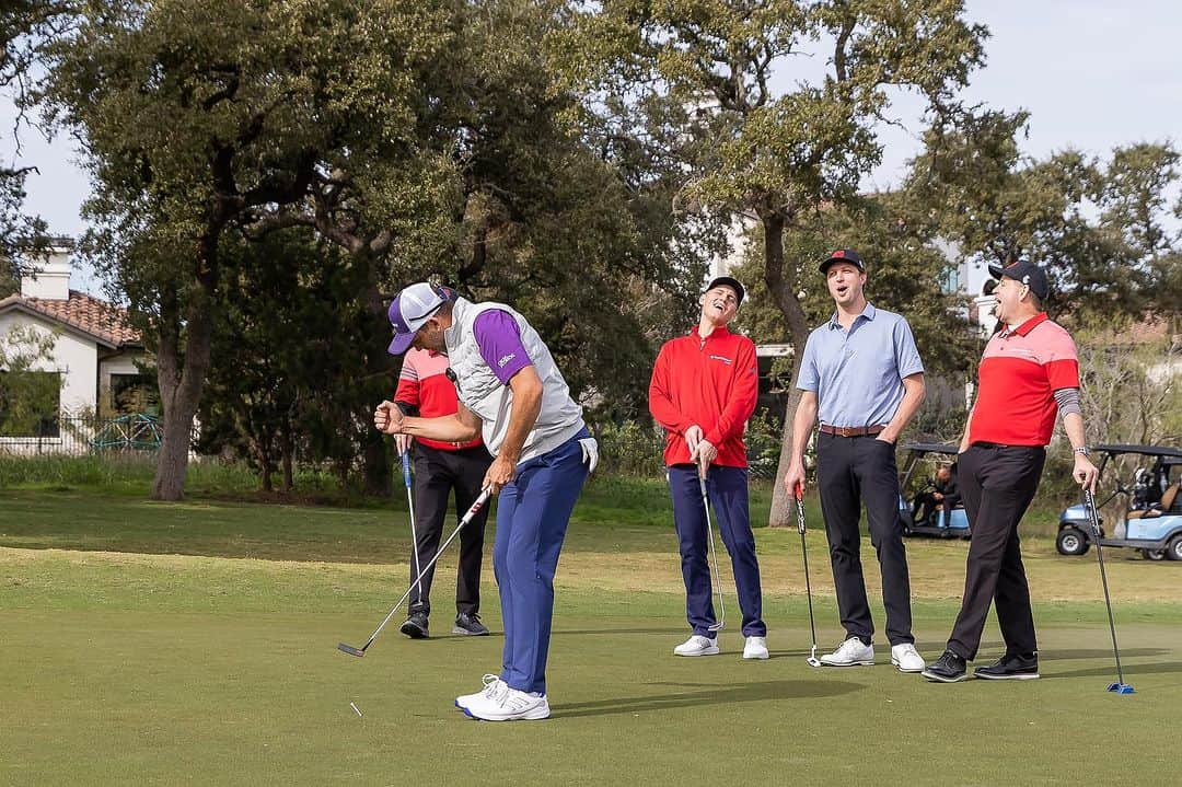 セルヒオ・ガルシアさんのインスタグラム写真 - (セルヒオ・ガルシアInstagram)「Last weekend, our captain Sergio Garcia joined different groups of golfers in a Pro-Am Day in Austin, Texas raising money for his foundation FORE Kids ATX. The Foundation raises funds to help better the lives of children focusing on mental health, healthcare, family support and access to wellness programs. This year, Sergio’s foundation raised over $2.4 million! Here Sergio stopped by a group of our biggest Fireballs GC Fans. To learn more about the foundation visit @forekids_atx」12月11日 4時52分 - thesergiogarcia