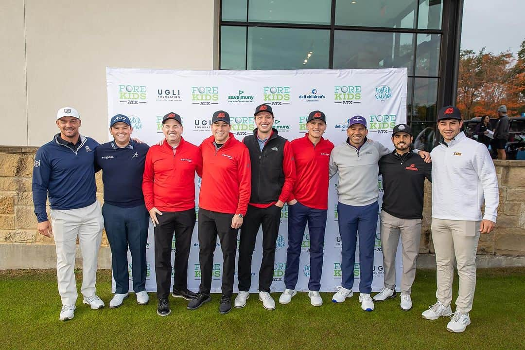 セルヒオ・ガルシアさんのインスタグラム写真 - (セルヒオ・ガルシアInstagram)「Last weekend, our captain Sergio Garcia joined different groups of golfers in a Pro-Am Day in Austin, Texas raising money for his foundation FORE Kids ATX. The Foundation raises funds to help better the lives of children focusing on mental health, healthcare, family support and access to wellness programs. This year, Sergio’s foundation raised over $2.4 million! Here Sergio stopped by a group of our biggest Fireballs GC Fans. To learn more about the foundation visit @forekids_atx」12月11日 4時52分 - thesergiogarcia