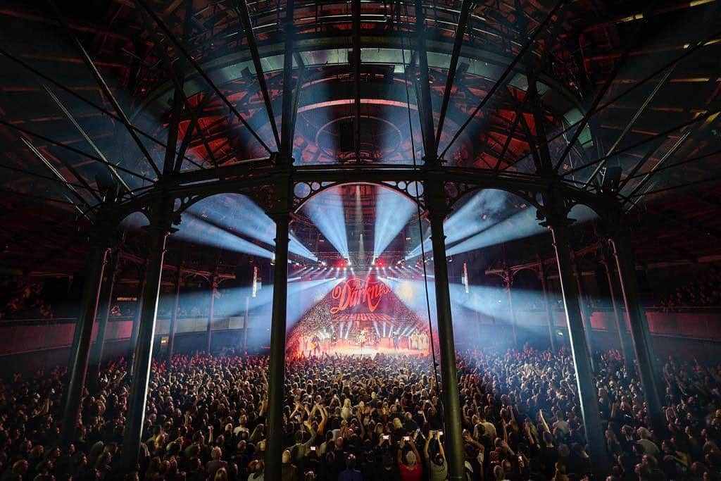 ルーファス・テイラーのインスタグラム：「Last night at a packed out @roundhouseldn #thedarkness masterfully supported by @badbadnerves and @teddysphotos  📸 - @scarletpage」