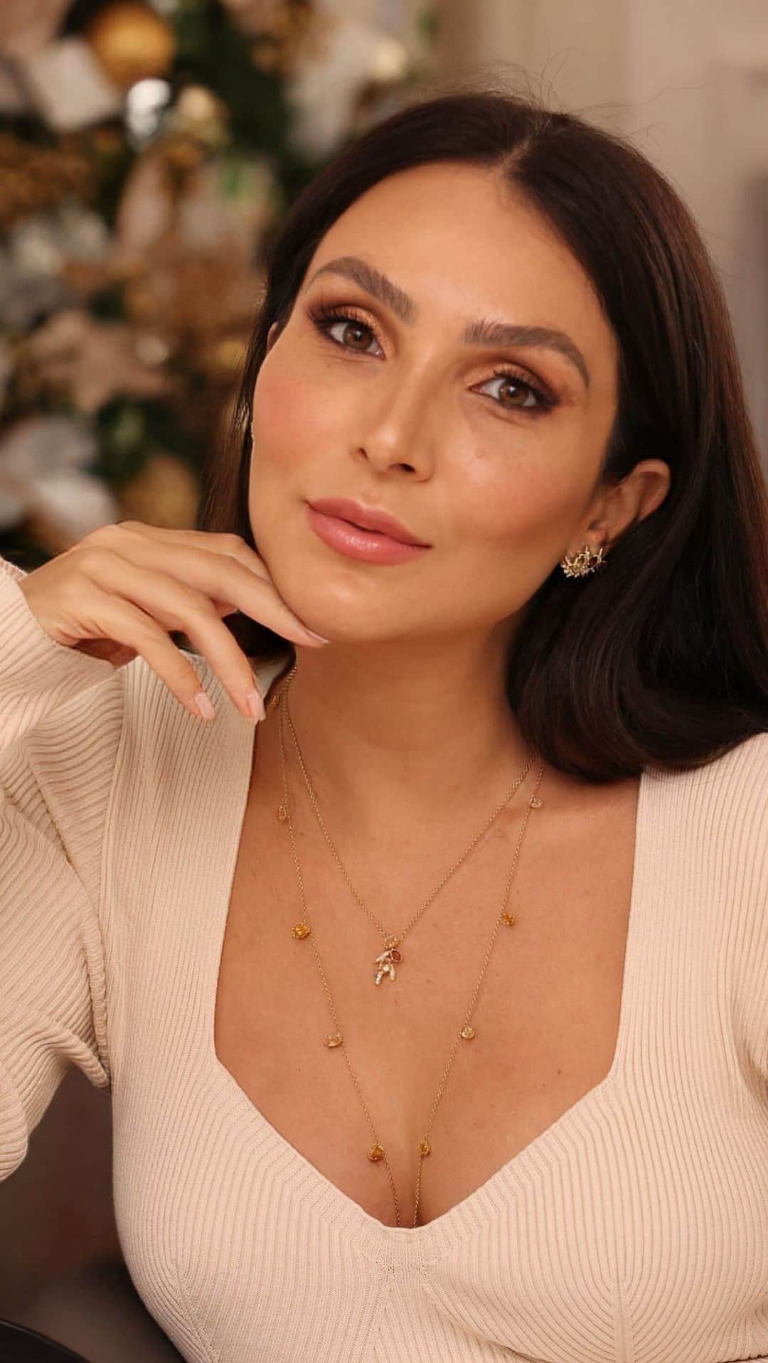 Lalá Noletoのインスタグラム：「Alta joalheria inspirada na beleza e na força das oliveiras @anakarinasimon ✨🤍 Impecável em todos os detalhes, as joias da AK trazem a força dessa árvore que é versátil, forte e resiliente! Perfeição 🤍」