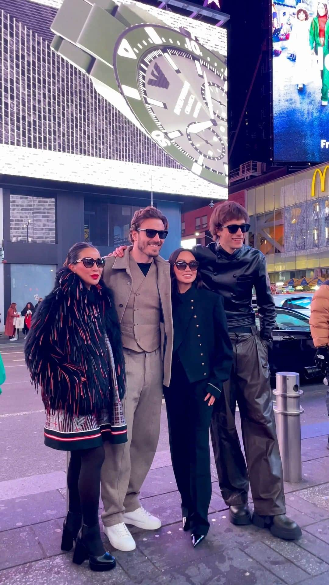 Armani Officialのインスタグラム：「Spotted in Times Square. Joe Weir, Luca Apple, Wendy Nguyen and Linh Niller for #EAWatches and #EAeyewear. ⁣ ⁣ @joe__weir @iamlucaapple @wendyslookbook @linhniller」