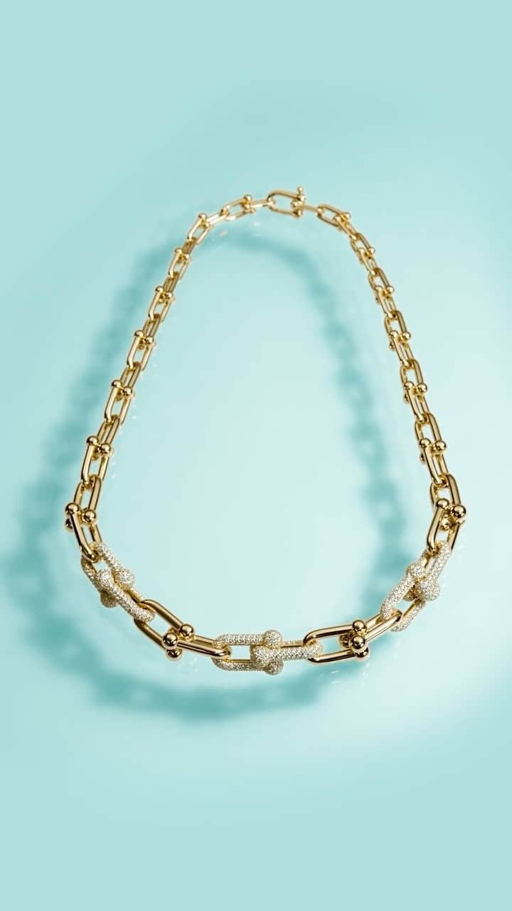 ティファニーのインスタグラム：「The gold standard of design, a complex feat of craftsmanship. Iconic collections like Tiffany Lock and Tiffany HardWear reflect our House’s unparalleled ability to combine cutting-edge technology with traditional techniques. Link in bio. #ATiffanyHoliday #TiffanyLock #TiffanyHardWear #TiffanyAndCo」