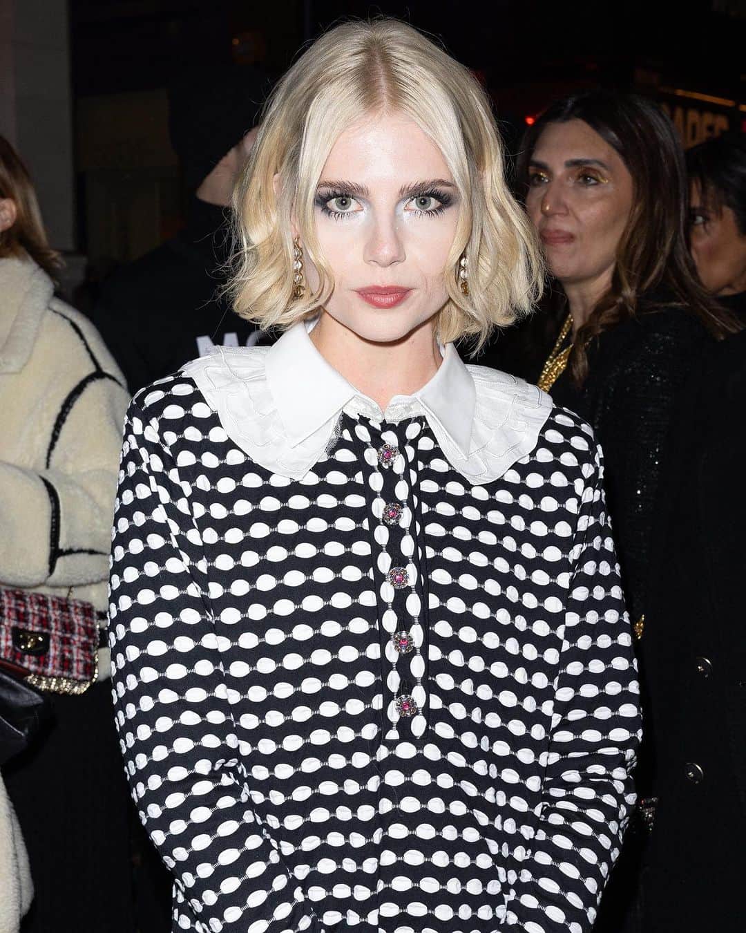 ELLE UKのインスタグラム：「A little smudgy, a little grungy and a little icy... #LucyBoynton leant into the 60s feel of her polka dot #Chanel ensemble with lots of inky lashes and plenty of cool silver tones on the eyes. The done-undone lip lends a touch of French je ne sais quoi that’s tres Chanel, too.」