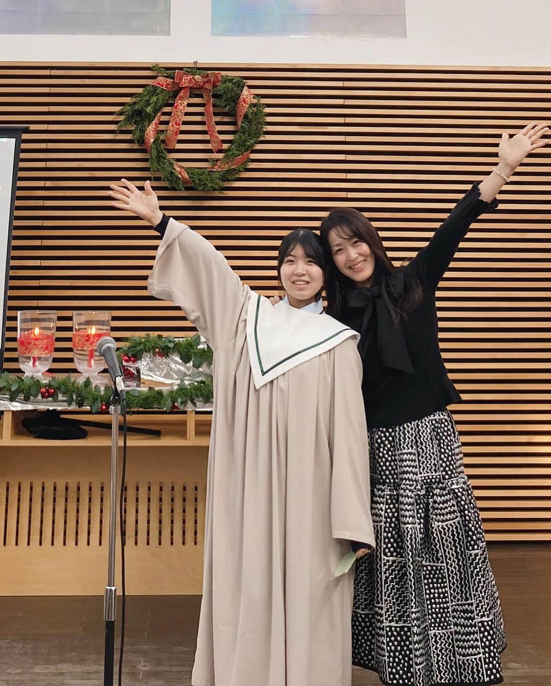 Atsukoのインスタグラム：「娘は連日、奉仕の日々で大忙しです✨  今日は私たちが毎週日曜日に礼拝している ユーカリが丘教会⛪️で クリスマス賛美の奉仕でした♪  娘が小学校一年生から通っている教会⛪️ 5年生の時に娘は洗礼を受けて クリスチャンとなりました。  部活のお仲間もクリスチャンファミリーの子たちが多く、神様への想いも共有できるようで 歌声を聞いてもチームワークの良さが伝わってくるほどみんな仲良しです  3枚目は聖歌合唱部部長の挨拶🫡 ノリや喋り方がパパにそっくりな娘  きっといつもそばにいて 見守ってくれているのでしょうね♡  4枚目は聖歌合唱部の皆さんの 天使の歌声👼🪽  何度聞いても涙が溢れます✨✨✨  清い生徒達の歌声に 心が洗われました🤭✨  差し入れにクリスマスクッキー🍪を プレゼント🎁  あっ、これ美味しいやつ😋♡ と喜んでもらえました♪  明治屋でみのりちゃんへのプレゼントで購入したけど、みんなで食べた方が数倍美味しくなるね♡  ブランド名は忘れちゃった🤭💦  今日もみのりちゃんのお友達が みのりのママと写真撮りたい♡と言ってくれて🤭💕  またまた撮影会^_^  娘は愛のある方々に愛されて なんて幸せなんでしょう🤍  このまま、すくすくみなさんに育てて頂いて 自分の使命を見つけて欲しいです✨✨✨  この聖歌合唱部のお仲間はきっと一生のお友達になるでしょうね♪  みんなすくすく大きくなぁれ🤍🤍  #聖歌合唱部 #ユーカリが丘教会 #日本キリスト教団 #教会 #賛美 #クリスチャン #部長挨拶 #ノリがいい #パパそっくり #愛のある環境 #一生のお友達」