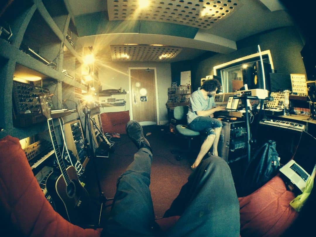 ジム・スタージェスのインスタグラム：「Follow @king_curious_music   In the Toyrooms w @toydrum」