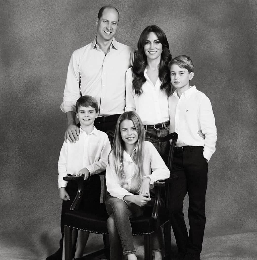 Blonde Saladのインスタグラム：「A very Merry Christmas 🎄✨ from @princeandprincessofwales in the classic family portrait to celebrate the holiday season including their three children. Can we confess that our favorite is Her Royal higness Princess Charlotte of Wales? 💖✨  📸: @princeandprincessofwales   #Christmas #FamilyPortrait #MerryChristmas #RoyalFamily #TheBlondeSalad」