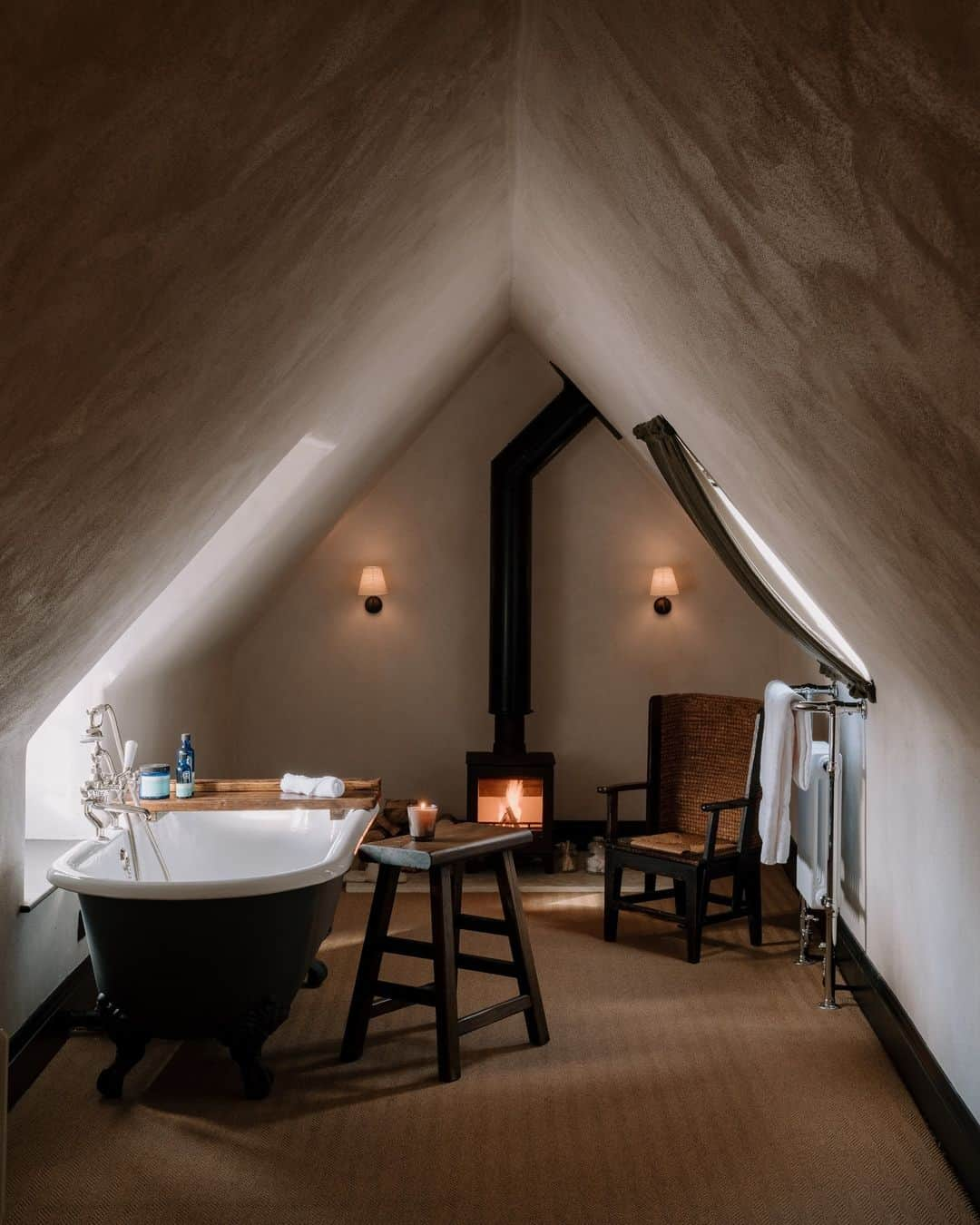 Neal's Yard Remediesのインスタグラム：「A wintertime #SundaySoak from our dreams. 💙⁠ ⁠ ​📸@Thebullcharlbury」