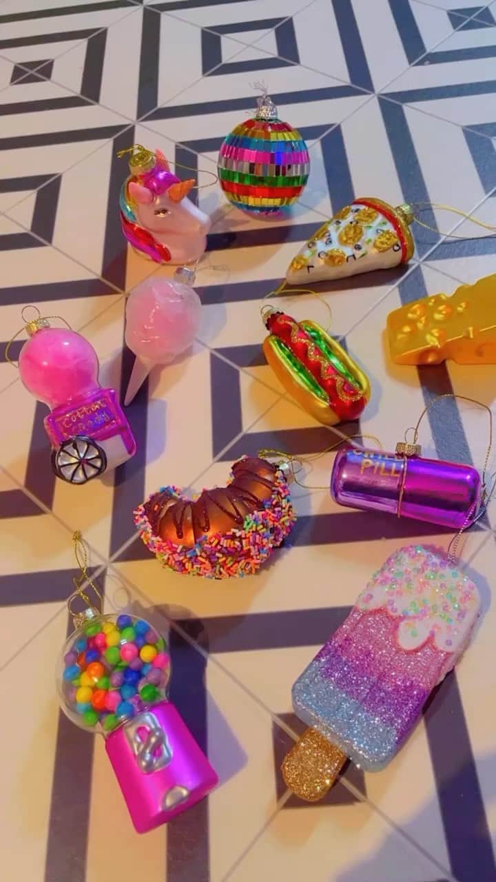 miniのインスタグラム：「去年はDinosaurハマってるアリエルのためにDinosaurオーナメントを増やして🦕🦖💓💜  今年は、これらを新しく増やしたよ🍩🧁🍿🌭🧀🥐✨✨  可愛い💞💖✨ ガムボールマシンとか、わたあめとかクロワッサンとかたまらない😍💞💟  #xmas #christmas #christmasdecorations #ornament #christmasornaments #gumballmachine #cottoncandy #hotdog #chesse #unicorn #icecream」