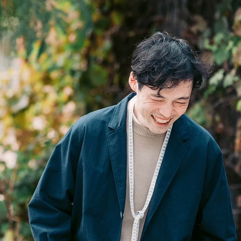 struct by blueover さんのインスタグラム写真 - (struct by blueover Instagram)「【イベント】 12月16日（土）〜17日（日）の2日間、オーダーメイド普段着を提案する〈ホーローシャツ（holo shirts.）〉のオーダー会を開催。  ◆ホーローシャツとは？ 窪田健吾が主宰する、オーダー専門のシャツ屋さん。『普段着のシャツをオーダーメイドで』を合言葉に、シャツやワンピース、ジャケットをお好きな生地とボタンで作ります。その組み合わせは1000通り以上にもなる。  ストラクトではおなじみのオーダー会となるホーローシャツさん。「まずは、お会いしましょう！」とまじめでひたむきな対話姿勢から、心身ともにしっくりくる普段着をご提案頂けます。今回ももちろん、東京からデザイナーの窪田さんが在店。 ベーシックなシャツから、大人気の「ワークシャツ365」。そして気になる新作のパジャマもお披露目されます。気になる方は是非足をお運びください。  窪田さんといえば、先日、人気プラットフォーム「北欧、暮らしの道具店」さんのインタビュー記事「自分サイズをさがして」が公開されていました。シャツ選びの参考にもなる、とてもおもしろい記事でしたので、まだ読まれていない方はぜひチェックしてみてください。  年末のごあいさつもかねて、窪田さんとたくさんお話ししながら、しっくりくる一着を作りましょう。  @holoshirts  holo shirts. 普段着のオーダーシャツ at struct 日程：12月16日（土）〜17日（日） 時間：12:00〜20:00 場所：struct 住所：大阪府大阪市西区京町堀2-3-4 サンヤマトビル1F ※会期中はデザイナーが在店   #国産 #日本 #japan #blueover #holoshirts #ホーローシャツ #北欧暮らしの道具店 #靭公園 #本町 #大阪 #本町駅 #sneaker #leathershoes #osaka #design」12月10日 21時13分 - blueover_struct