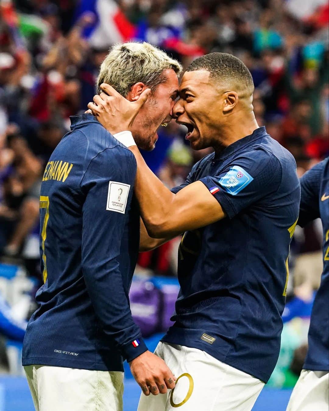 サッカー フランス代表チームのインスタグラム：「𝙐𝙉 𝙈𝘼𝙏𝘾𝙃 𝙄𝙉𝙊𝙐𝘽𝙇𝙄𝘼𝘽𝙇𝙀 ✨  🔙 Il y a un an, les Bleus validaient leur ticket pour le 𝐝𝐞𝐫𝐧𝐢𝐞𝐫 𝐜𝐚𝐫𝐫𝐞́ de la 𝐂𝐨𝐮𝐩𝐞 𝐝𝐮 𝐌𝐨𝐧𝐝𝐞 en battant l'Angleterre 🏴󠁧󠁢󠁥󠁮󠁧󠁿 au terme d'un match fort en émotions 🥵🔥  #FiersdetreBleus」