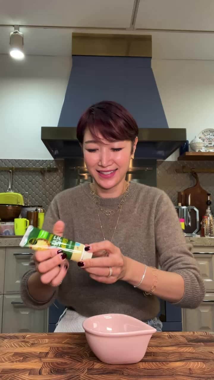 ピョン･ジョンスのインスタグラム：「자✋🏻 우리 호이사 - 11kg 감량의 식습관의효소혁명!!  내가 다 뿌듯하고 자랑스럽네😍  여러분! 소화불량도 개선하고 우리 붓는 몸도 개선해보자고요!!  그라고 미안해요😭 이번에 대용량 효소는 선물로 드릴거에요🎁 이번에만 드릴거고! 다음엔 없어요!! 진짜 올해 마지막이니까 드리는 선물이에요!!  ✅A. 효소혁명 12통 구매시 👉🏻대용량 1박스(150포) 증정해요! ✅B. 효소혁명 10통 구매시 👉🏻원통 3통(90포) 증정! ✅C. 효소혁명 5통 구매시 👉🏻원통 1통(30포) 증정! ✅D. 효소혁명 3통  가격 한번 인상하지 않았고❌ 선물은 항상 가득 챙겨주는 효소혁명입니다⭕️  💁🏻‍♀️효소혁명은요, ▶️역가 수치를 인위적으로 높힌 제품이 아닌❌ 정제효소가 아닌❌ 발효, 발아효소로 ⭕️ 부담없이 소화력을 올려주는 역가수치를 자랑합니다!!  즉, 우리 몸에 부담스럽게 높은 역가로 작용하는게 아닌 성분의 엄선된 밸런스로👍 인위적이지 않은 성분으로!!  조금더 몸에 부담 없이 소화작용을 더 부드럽게  도와주는거에요👍👍  ✔️밤에 야식을 먹고 ✔️과식을 하고  ✔️소화불량에 시달리고 ✔️위가 약한 분들을 위해  잘 분해해서 소화를 돕고 좋은 영양을 잘 흡수할 수 있게 도와 주는 ✅소화효소의 역할과  신체의 기능이 원활하도록 도와서 건강 유지 및  증진에 도움을 주는 ✅대사효소 역할을 똑소리! 나게 해주는 멀티 ⭕️효소혁명이에요⭕️  🚨대용량 증정 A세트는 내일 품절시 추가 안되니 참고해주세요❤️ 📌내일 아침 9시 오픈입니다! 내일 만나요☘️」
