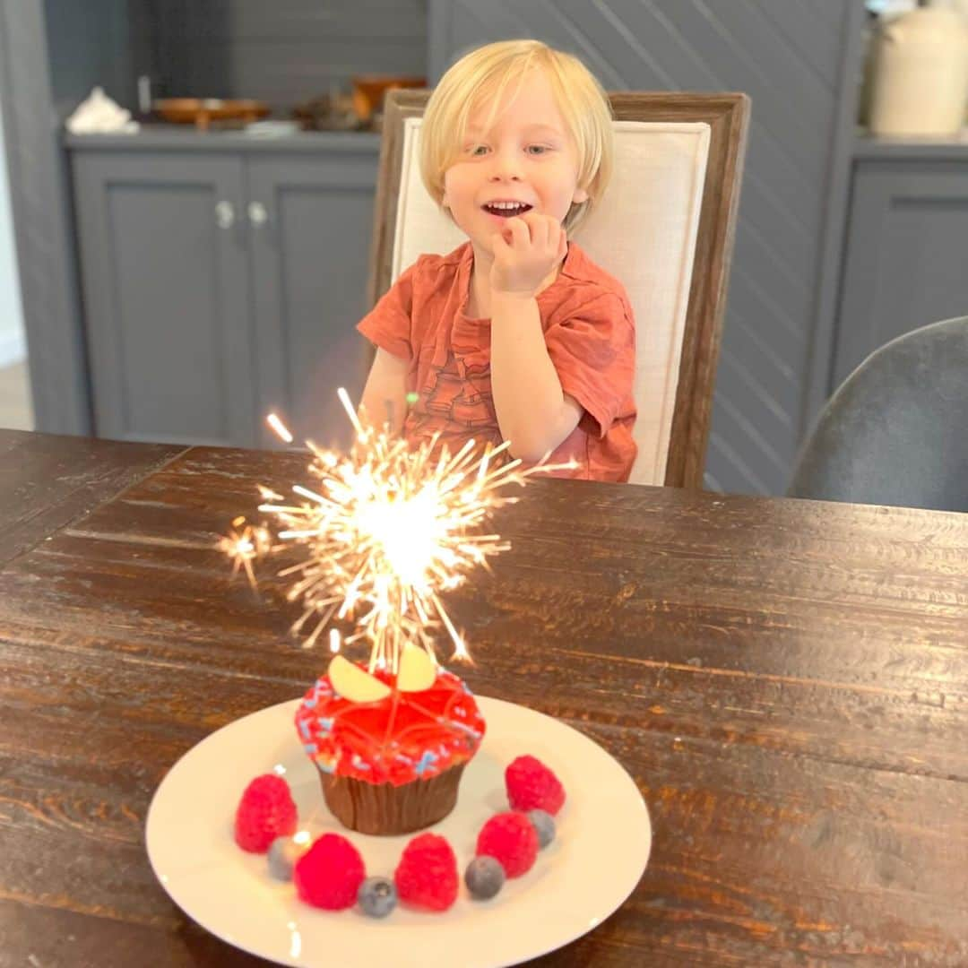 エミリー・デ・レイヴィンのインスタグラム：「Happy 5th (how?!) Birthday Theo!!!!! You are such a beautiful soul, strong willed, so caring & loving, clever, FUNNY, amazing at even 10+ Lego kits, best little & big brother…and such a sweet little man- I’m SO lucky to be your Mum. I love you bud. So so so so much! Hope FIVE is awesome for you! Keep on being you dude! Xoxoxoxo 💋💖💋💖🥳🥳🥳🥳🥳  Aka: the story of 2 cakes in 1 day. Well actually 3- we had a family celebration as 1 sister & my mum are this week so they all also shared a 🎂 🤪🤪🤪 Cake for all!」