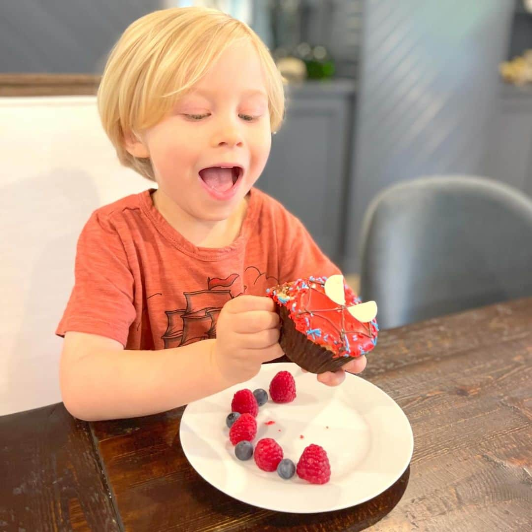 エミリー・デ・レイヴィンさんのインスタグラム写真 - (エミリー・デ・レイヴィンInstagram)「Happy 5th (how?!) Birthday Theo!!!!! You are such a beautiful soul, strong willed, so caring & loving, clever, FUNNY, amazing at even 10+ Lego kits, best little & big brother…and such a sweet little man- I’m SO lucky to be your Mum. I love you bud. So so so so much! Hope FIVE is awesome for you! Keep on being you dude! Xoxoxoxo 💋💖💋💖🥳🥳🥳🥳🥳  Aka: the story of 2 cakes in 1 day. Well actually 3- we had a family celebration as 1 sister & my mum are this week so they all also shared a 🎂 🤪🤪🤪 Cake for all!」12月10日 21時07分 - emiliede_ravin