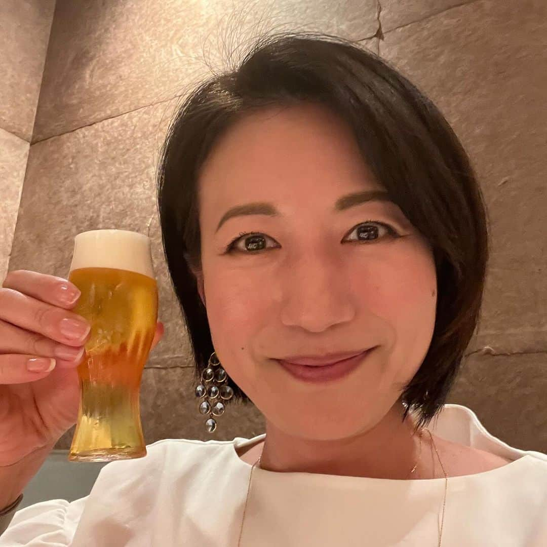 馬場典子のインスタグラム：「終盤にハムカツを頼んだので、チビール投入！ こんなにかわいいチビール（小さいビール）にも感激した記憶… ただ、この髪の長さ（短さ）はいつのことだったろう  #グルメではなく食いしん坊 #馬場典子 #ばばちゃんネル」