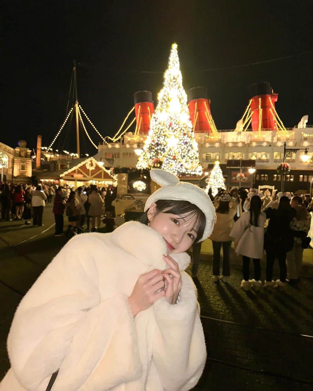 糸原美波のインスタグラム：「🎄🌃🤍  ディズニーらーすと！ ツリーが綺麗やった 🎄✨  たくさん投稿お付き合い ありがとうございました 🥹🫶🏻  #ディズニー #ディズニーシー」