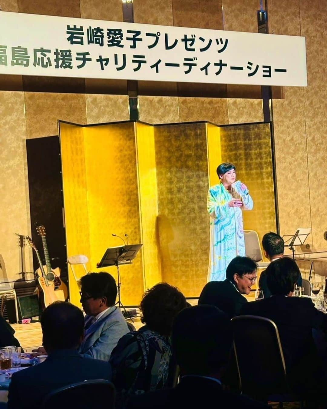 美川憲二さんのインスタグラム写真 - (美川憲二Instagram)「本日のステージ、無事終了よ〜😙🎤🎵🎵✨✨✨✨✨✨✨✨  今宵は、京王プラザホテル八王子さんにて  「福島応援チャリティディナーショー」でおまんちた😃😄✌️✌️🎄🧑‍🎄🎄✨✨✨  大先輩、千昌夫さんと　司会の宮本隆治さんとご一緒させていただきました❤️  宮本隆治さん、主催の岩崎愛子ちゃんと ぱちりんこ😃✌️  今日も　盛り上がったわよ〜😃😄⤴️⤴️⤴️  それそれ〜😄⤴️⤴️ #京王プラザホテル八王子 #福島応援チャリティディナーショー #ディナーショー #無事終了 #千昌夫 #美川憲一 #美川憲二 #宮本隆治 #岩崎愛子 #ものまね」12月10日 21時11分 - mikawakenji