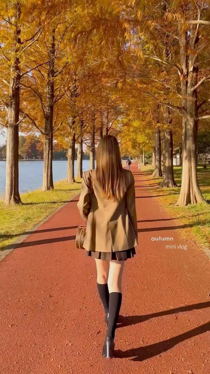 ゆめのインスタグラム：「📍水元公園の紅葉見に行ってきたよぉ🍁  初めて行ったけどめーーっちゃ広くてびっくりした😂💕  1人で来ていたおじぃちゃん👨🏼‍🦳が、いきなり話しかけてきて あそこにいる鳥が珍しいんだよー！って教えてくれたのが可愛かった😂💗だから動画撮っといたよ笑 途中にちっちゃい青い鳥いるから見つけてみて🤣 ちなみにその珍しい鳥の名前は忘れてしまった笑  洋服の詳細は次の投稿に詳しく載せます🙆‍♀️♥  #水元公園 #紅葉 #関東紅葉スポット #ootd」