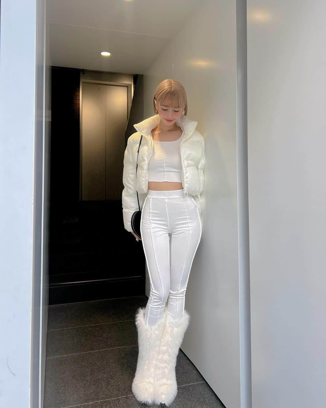梅村実帆のインスタグラム：「最近全身タイツみたいな服が多め🧘🏼‍♀️ ピタピタに重めのブーツ合わせが好きです👢 @__daiwoo2 に髪の毛キレイにしてもらって ご機嫌な毎日🩷 いつもありがとう🫦」