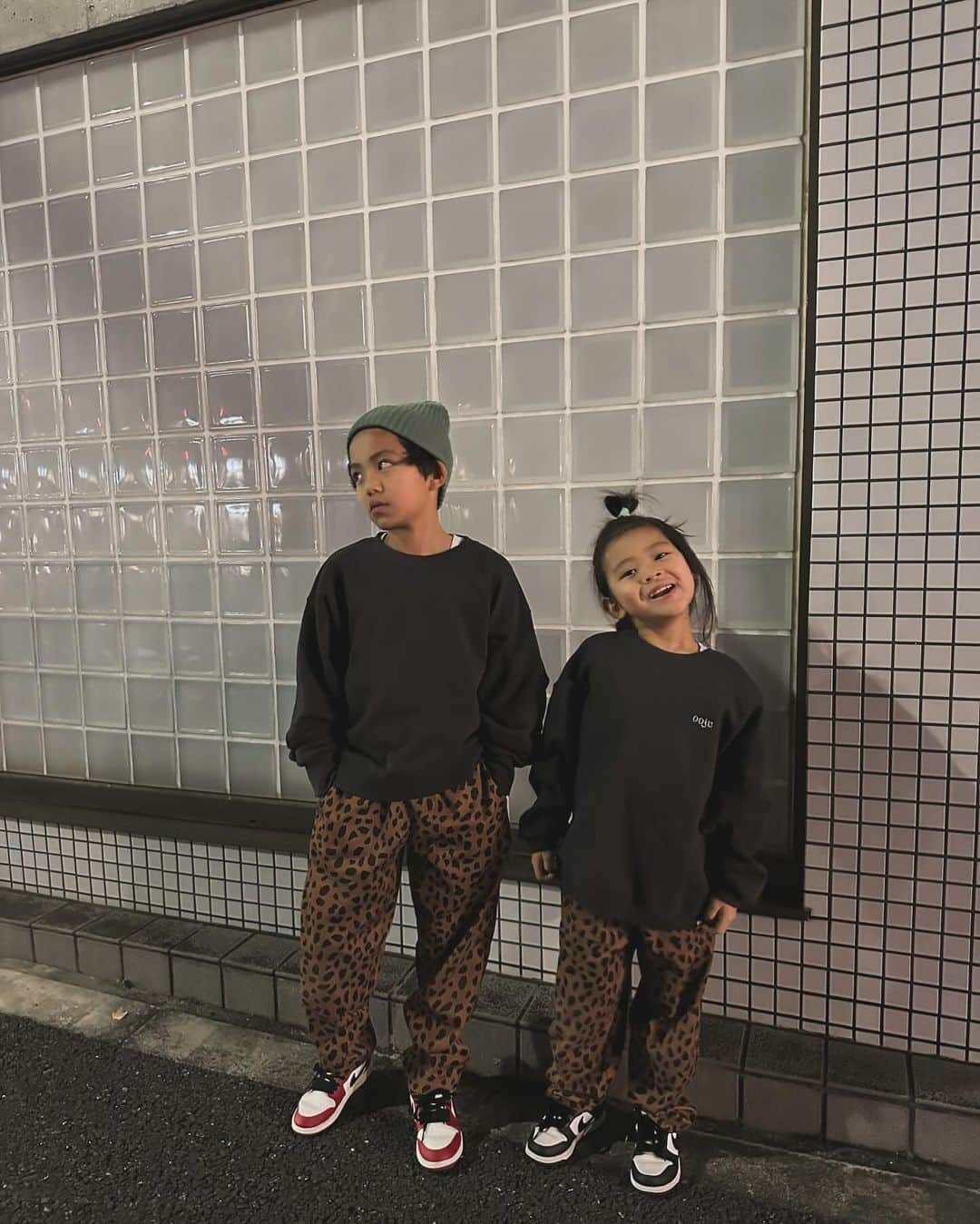 春名亜美さんのインスタグラム写真 - (春名亜美Instagram)「ゆったりな服を好む息子達。 きつい服を買うと着てくれないから、大きめ大きめを買っていたら、ついに長男のサイズが私と同じになった😀  というわけで兼用です♡  #スエット @ooju.official  #pants @babydoll_official  #shoes @nike」12月10日 21時16分 - amiharunaami